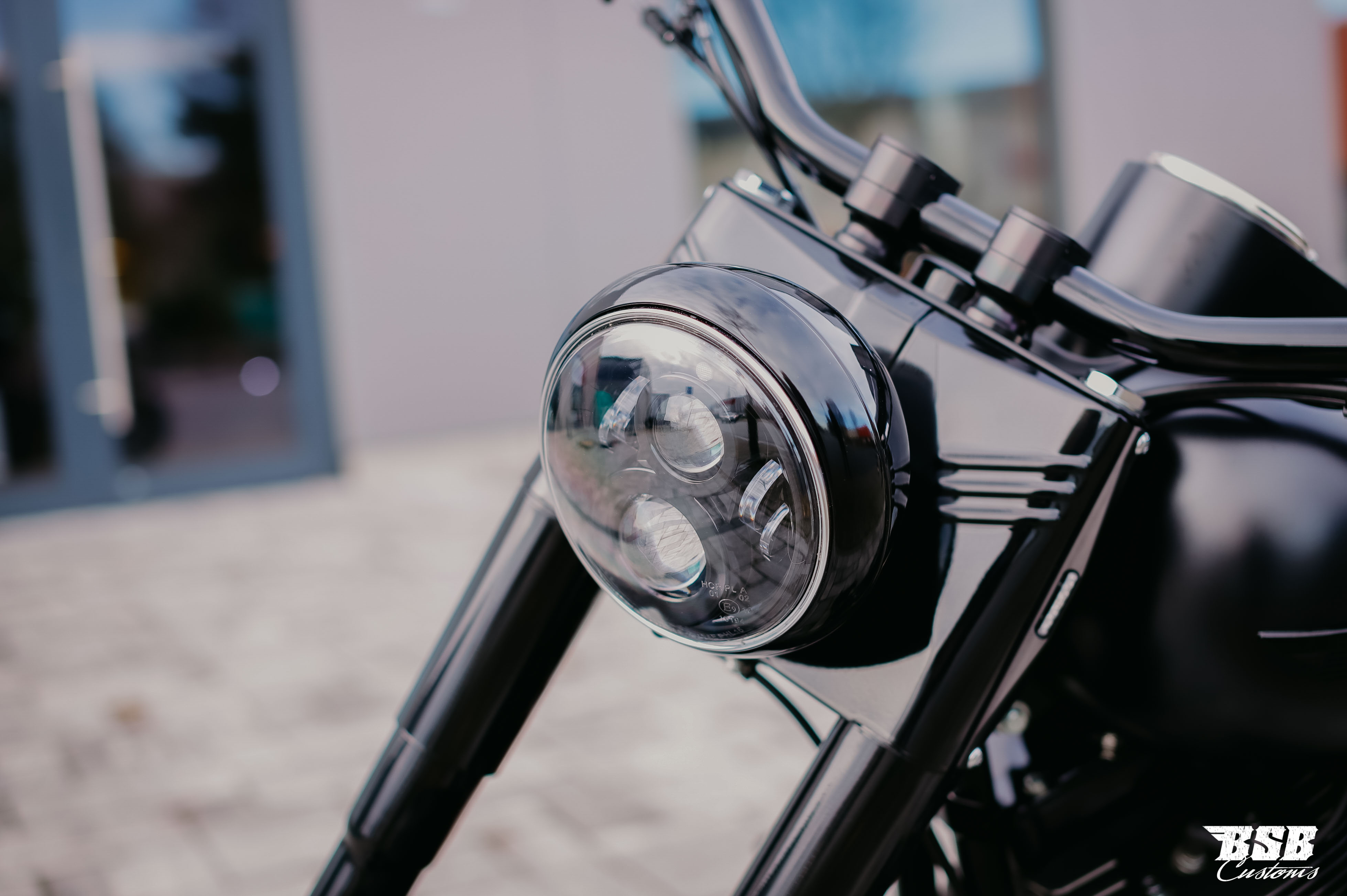 LED Scheinwerfer 7" schwarz mit Standlicht, CE-Zulassung für Harley Softail & Touring Modelle