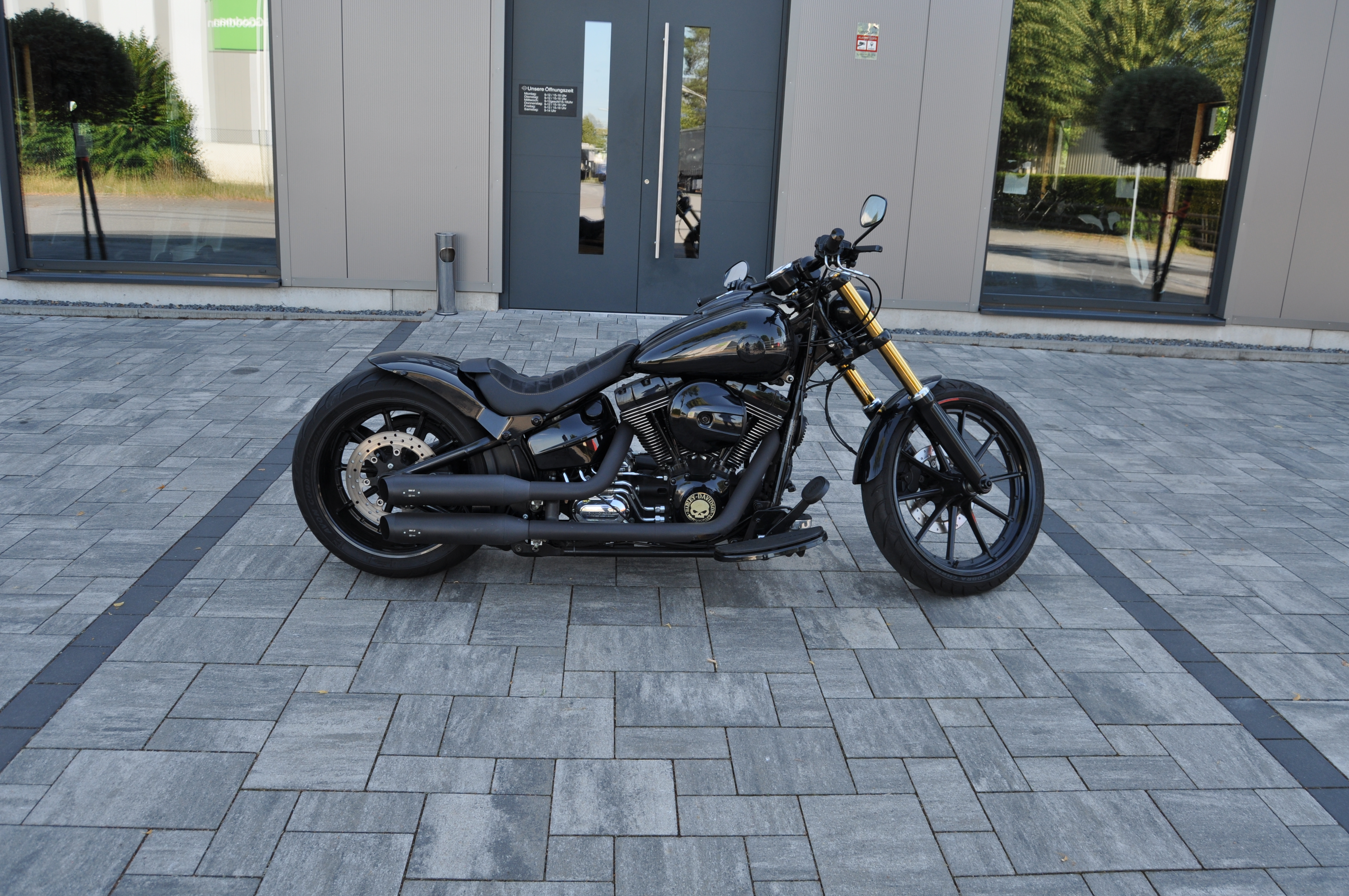 2014 Harley Davidson FXSB BREAKOUT schöner Umbau mit MCJ Anlage und kurzem Fender 