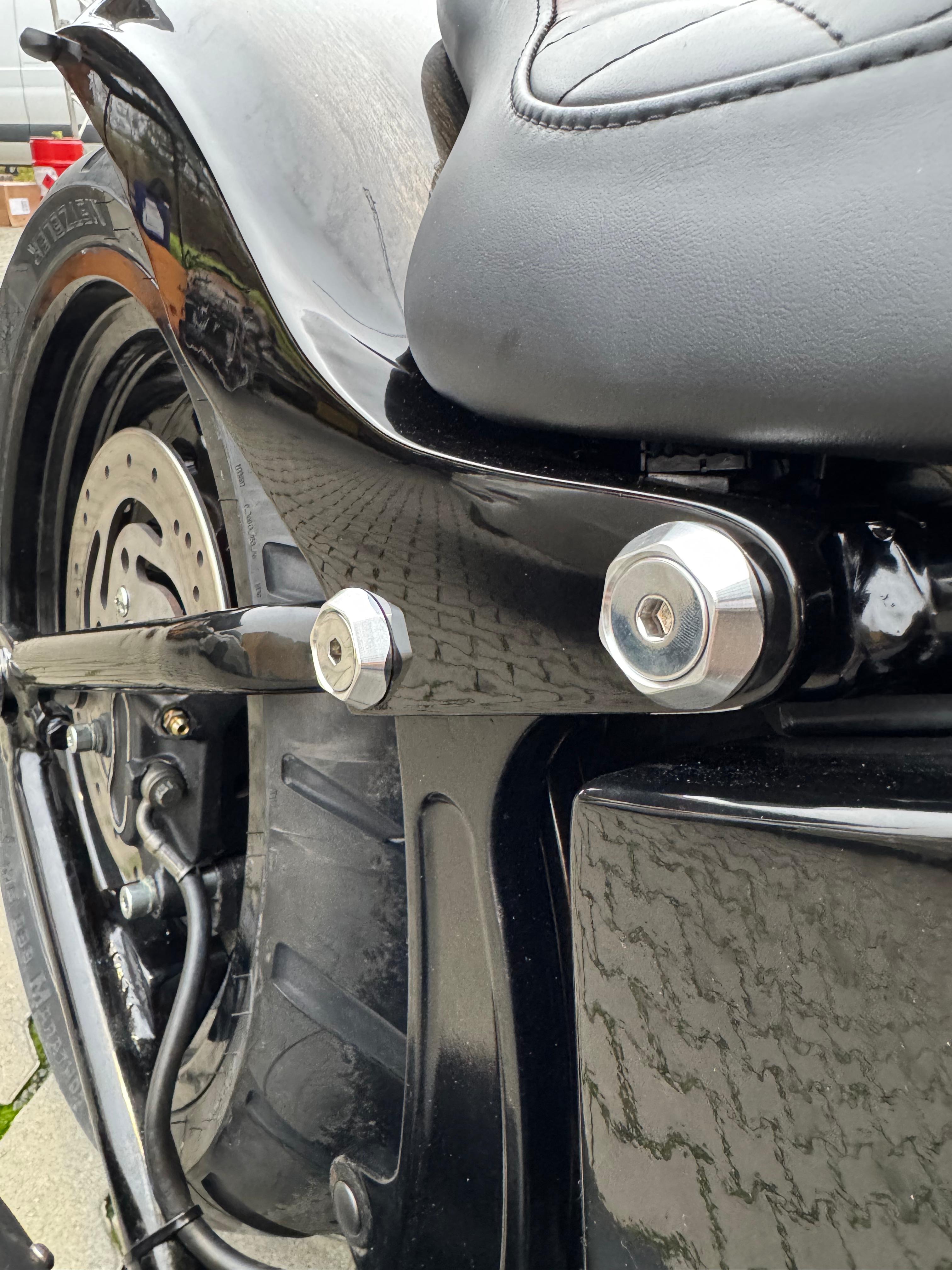 Heckfender-Montagesatz 30 mm 84-24 Softail (inkl. Schrauben/ohne Schrauben) – Sechskantig, Schwarz Eloxiert, Hochglanzpoliert