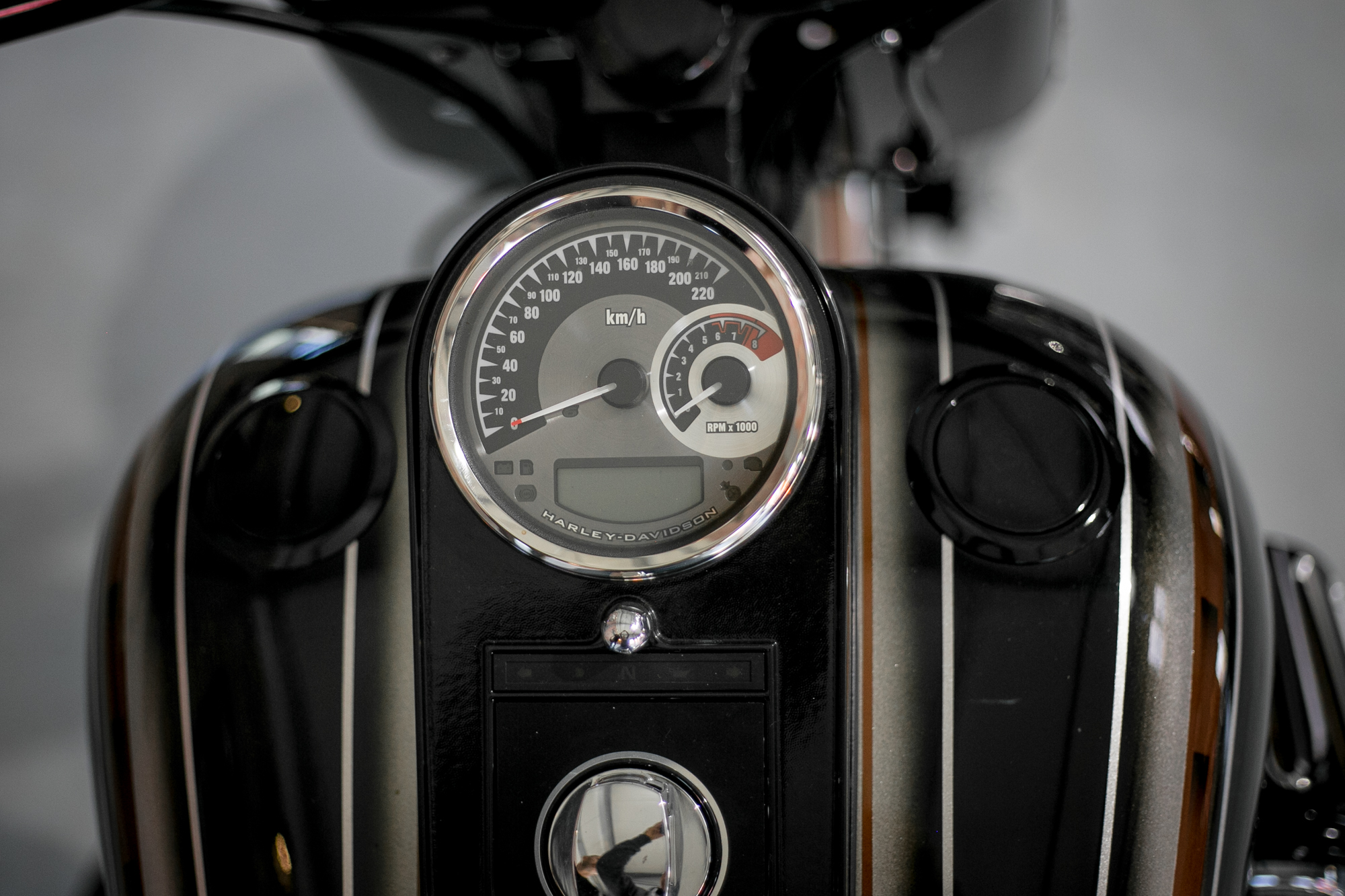 Bündiger Tankdeckel & Tankanzeige schwarz für Harley Davidson DYNA Modelle von 09-2017