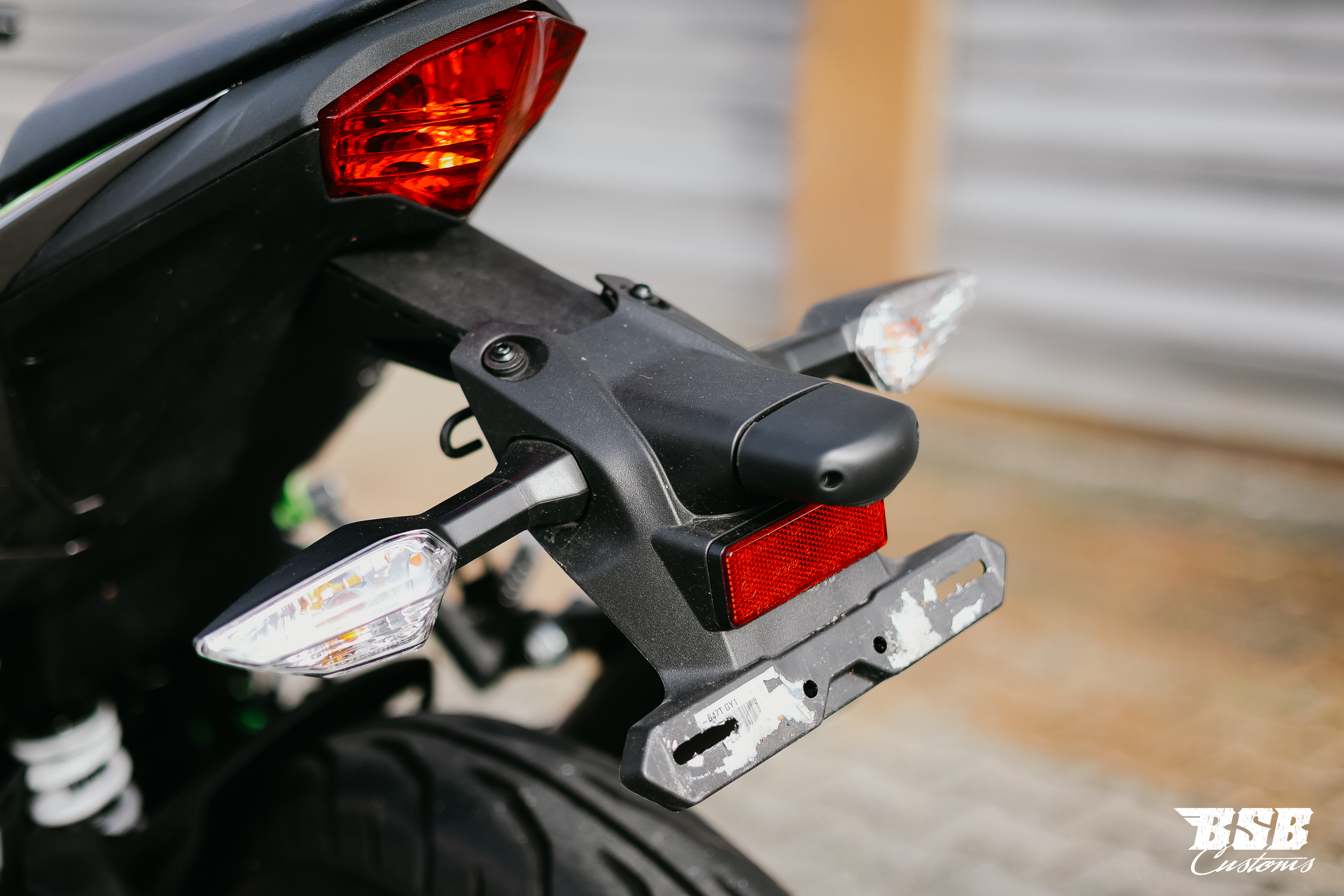 Kawasaki Ninja 125 Performance, EZ 06/2026, nur 2.000 km, Arrow-Auspuff und Garantie bis 2030. Finanzierung bei BSB Customs möglich.