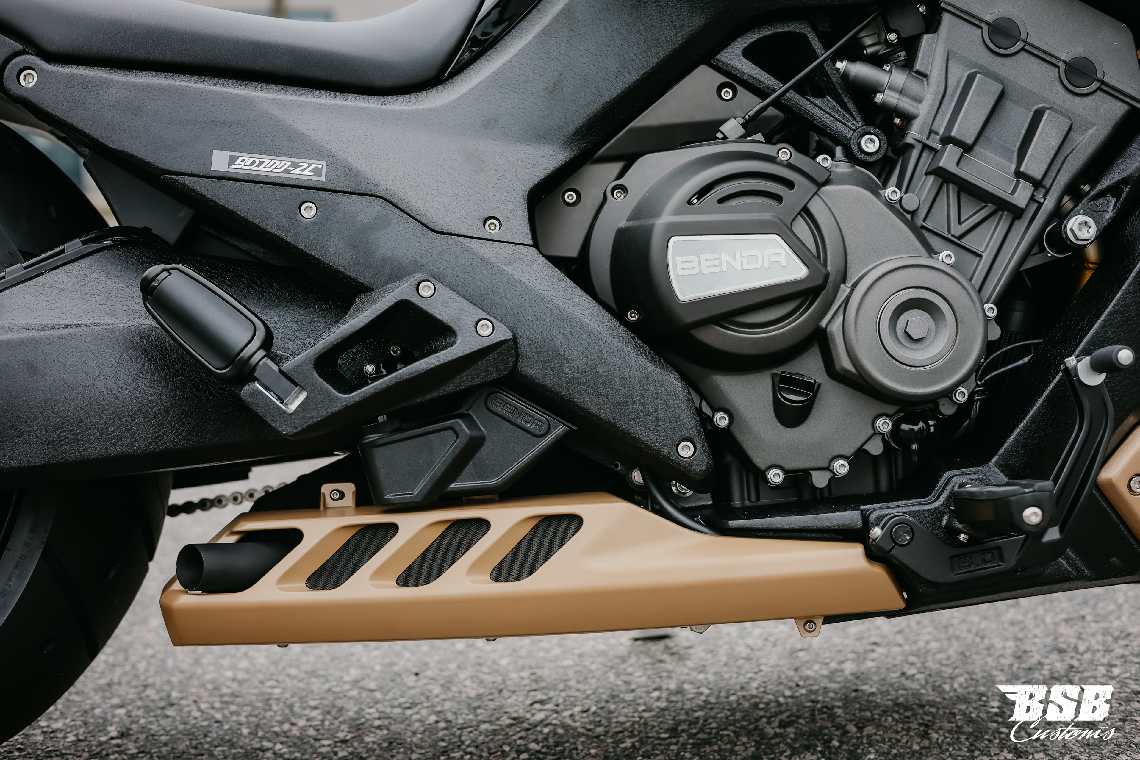 Benda LFC 700 Pro– Airride -300-er Hi-Reifen, ABS / TFT/ Anti-Hopping Kupplung modifiziert, SCHWARZ / GOLD,  NEUFAHRZEUG!!! 