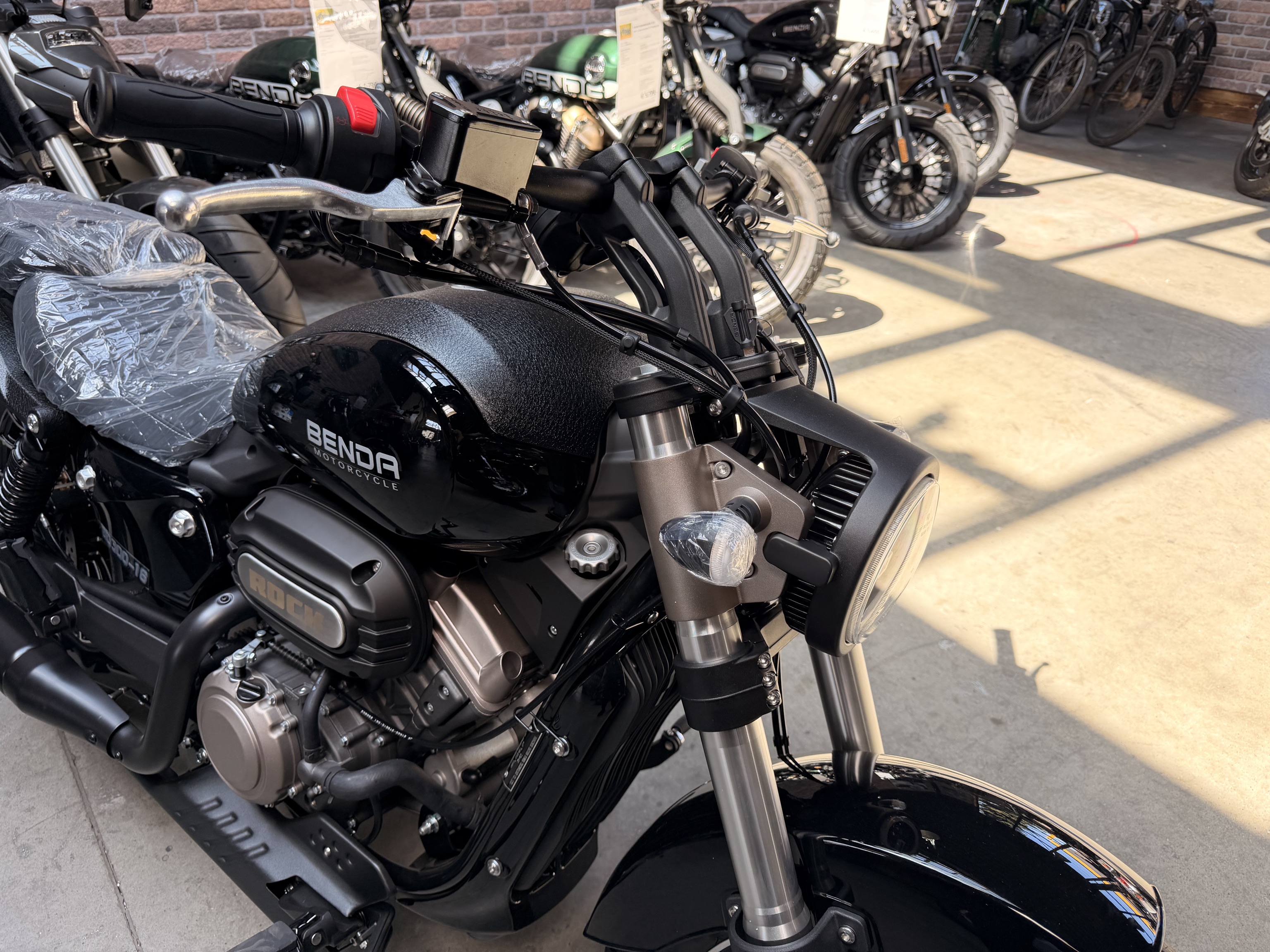Benda ROCK 300 "BLACK" – ABS, LCD , Riemenantrieb,Wassergekühlt, 2 Zylinder-Doppelauspuff -  Sofort Verfügbar -  ab 4,-EUR / Tag finanzieren  