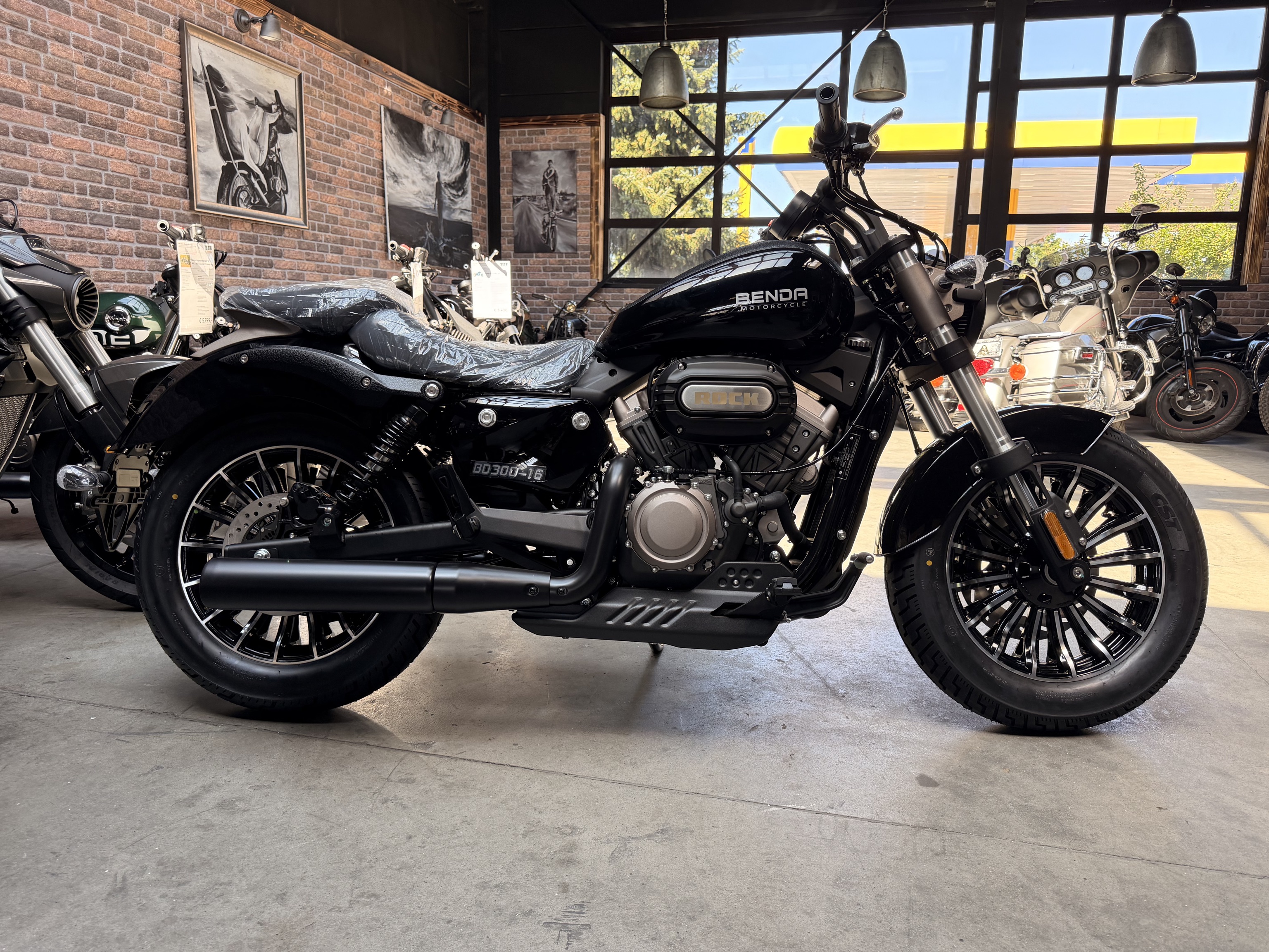 Benda ROCK 300 "BLACK" – ABS, LCD , Riemenantrieb,Wassergekühlt, 2 Zylinder-Doppelauspuff -  Sofort Verfügbar -  ab 4,-EUR / Tag finanzieren  