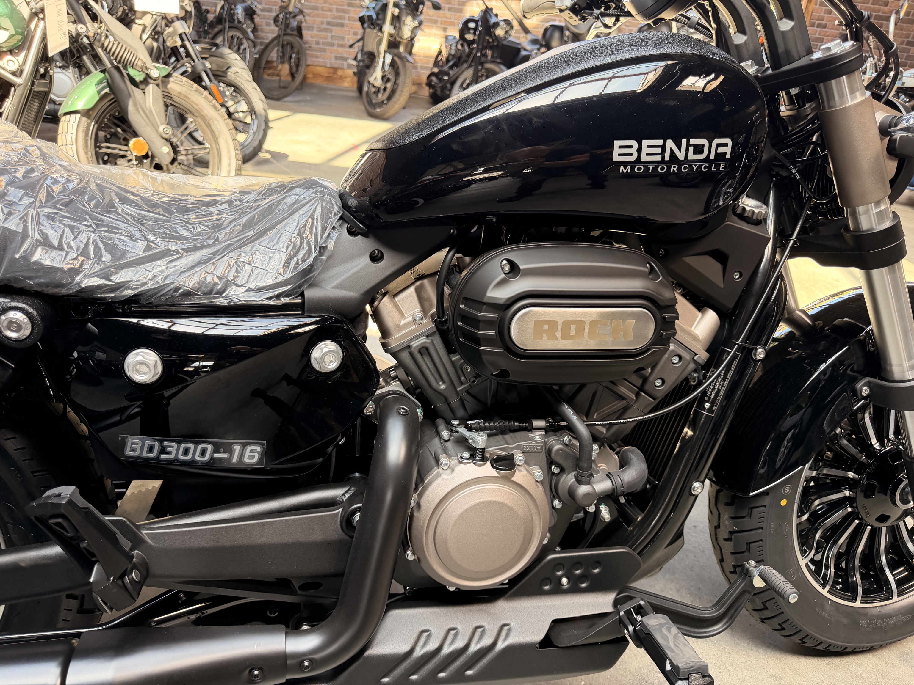 Benda ROCK 300 "BLACK" – ABS, LCD , Riemenantrieb,Wassergekühlt, 2 Zylinder-Doppelauspuff -  Sofort Verfügbar -  ab 4,-EUR / Tag finanzieren  