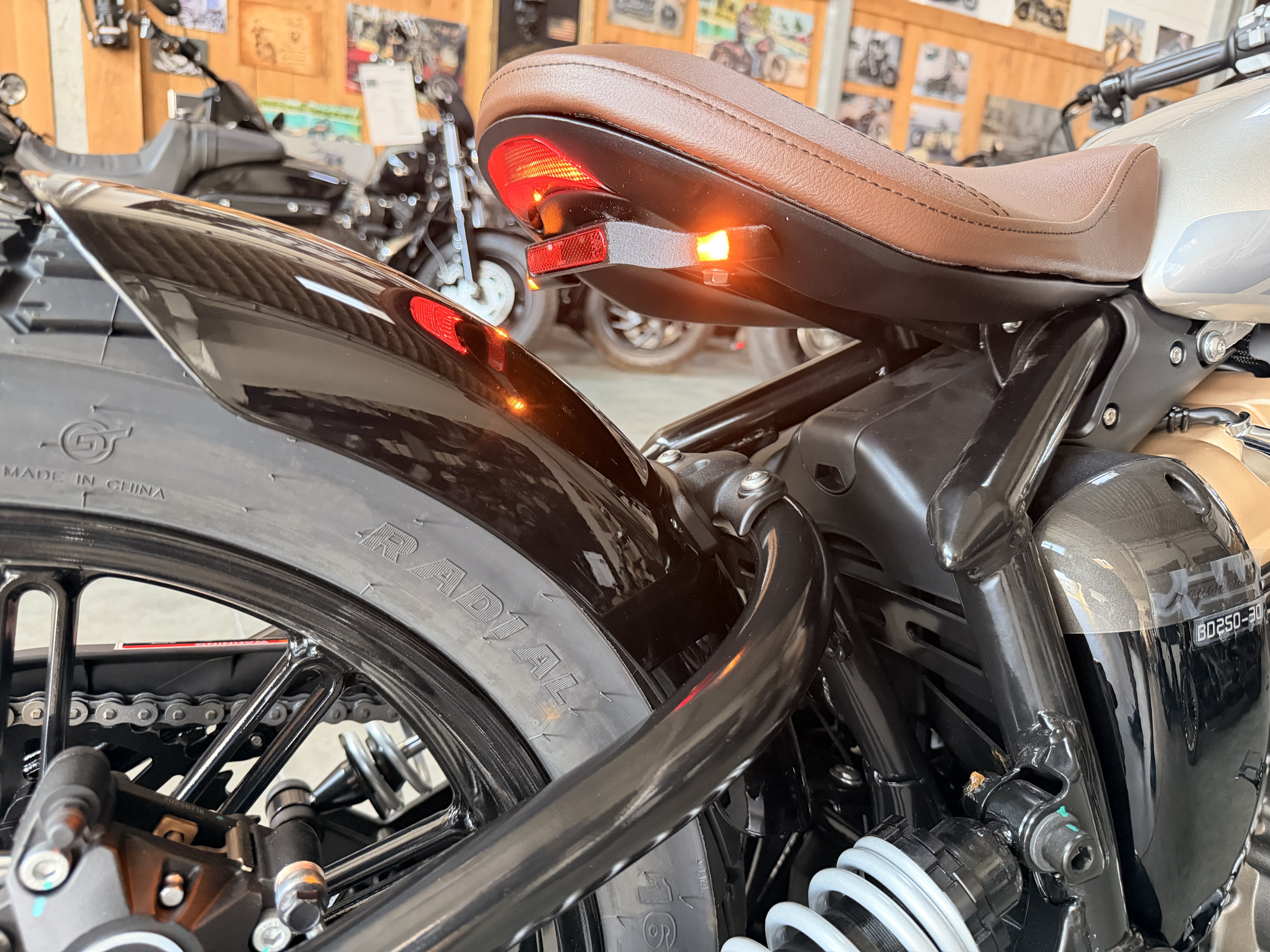 Eigenentwickelte Blinkerhalterleiste mit Fastline LED Blinkern für BENDA Napoleon Bob 125 & 250