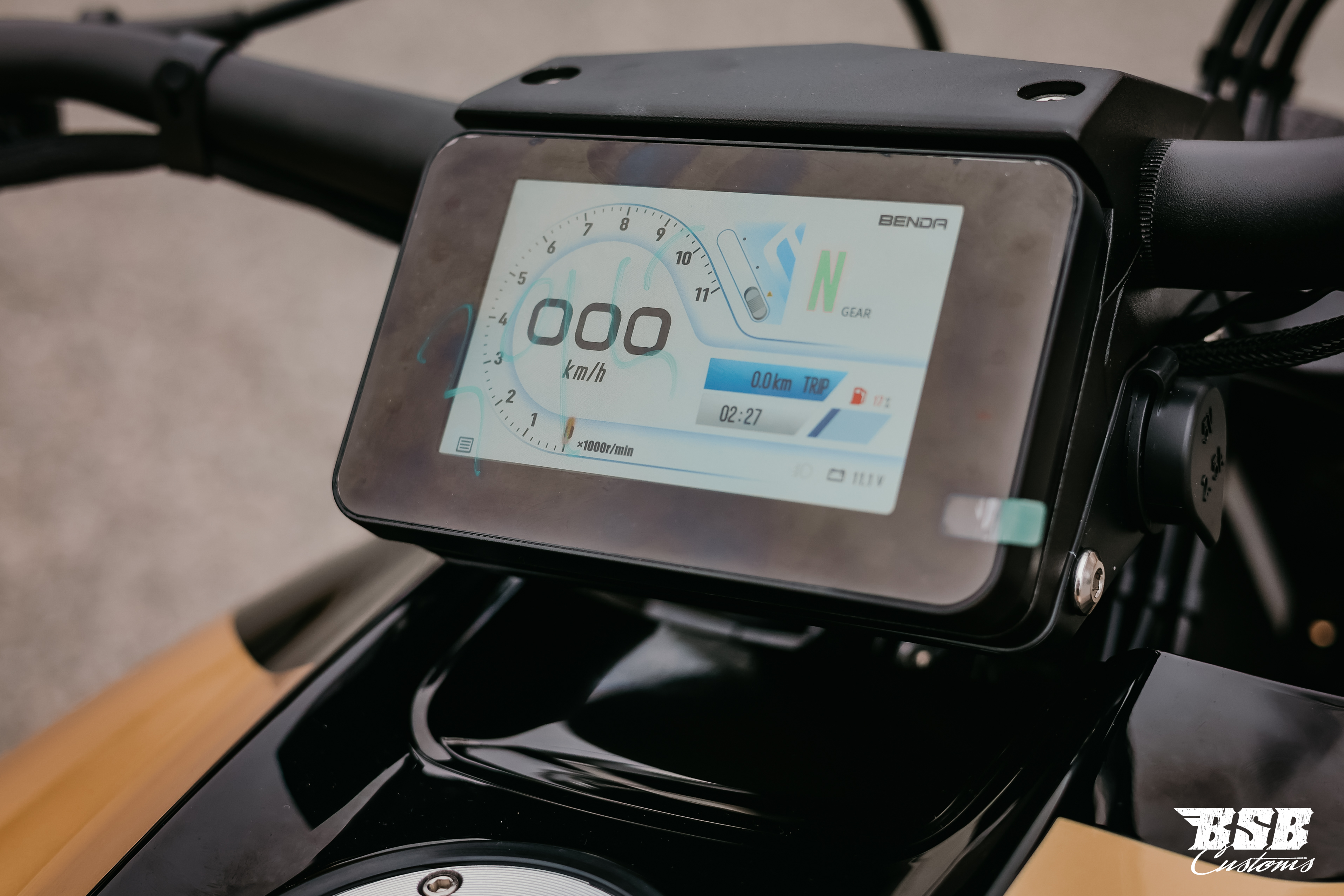 Benda LFC 700 Pro– Airride -300-er Hi-Reifen, ABS / TFT/ Anti-Hopping Kupplung modifiziert, SCHWARZ / GOLD,  NEUFAHRZEUG!!! 