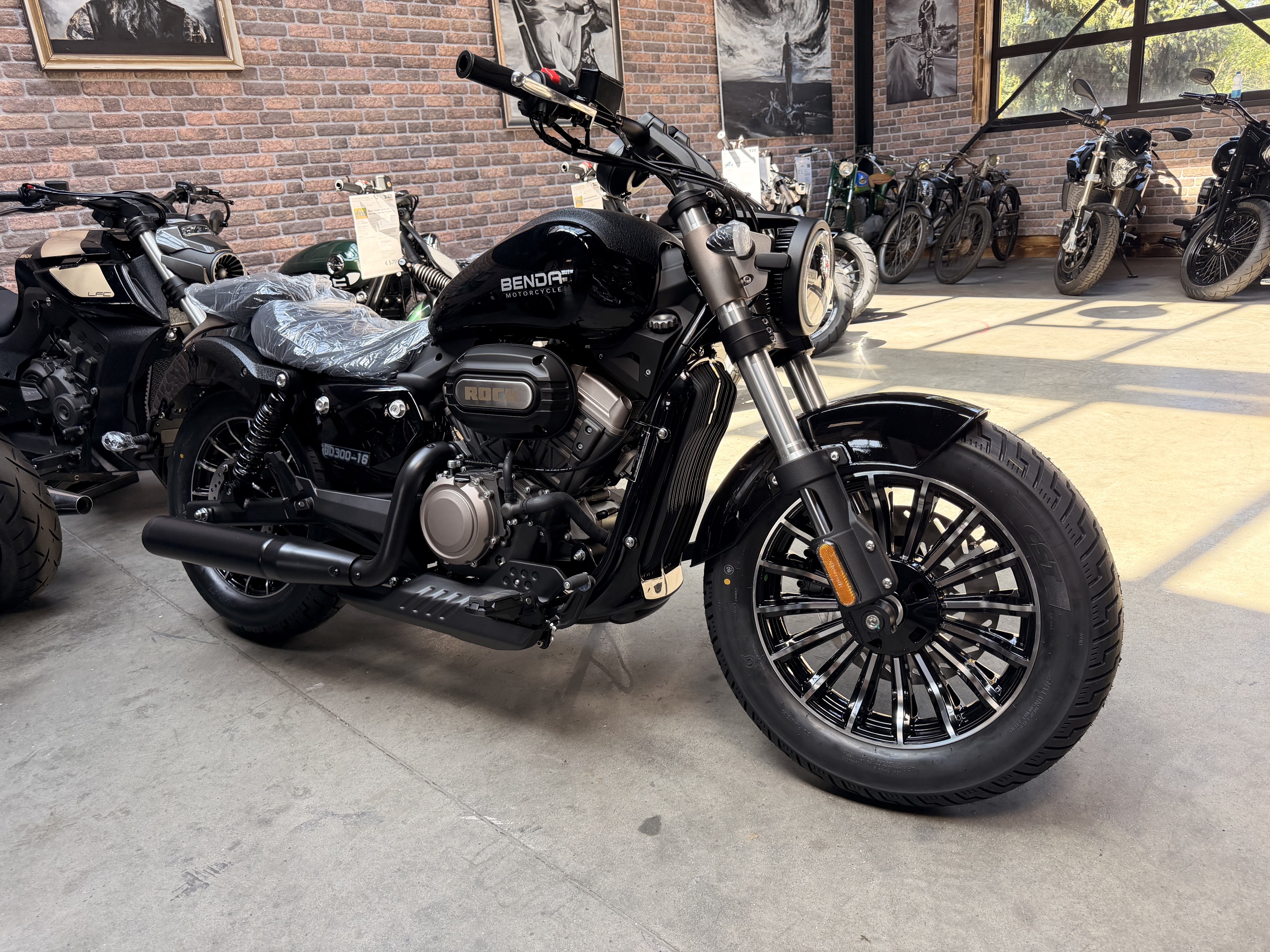 Benda ROCK 300 "BLACK" – ABS, LCD , Riemenantrieb,Wassergekühlt, 2 Zylinder-Doppelauspuff -  Sofort Verfügbar -  ab 4,-EUR / Tag finanzieren  