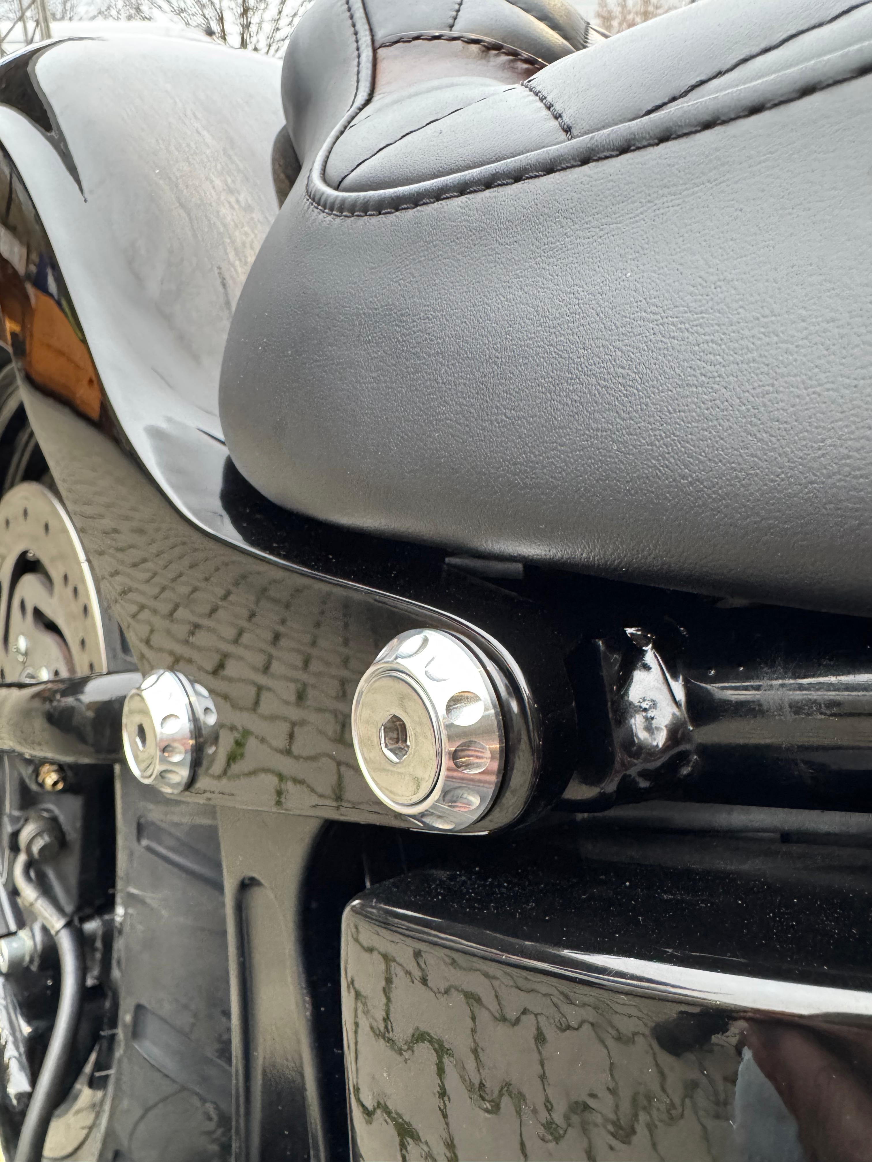 Heckfender-Montagesatz 30 mm 84-24 Softail (inkl. Schrauben/ohne Schrauben) – Rund mit Einfräsungen , Schwarz Eloxiert, Hochglanzpoliert