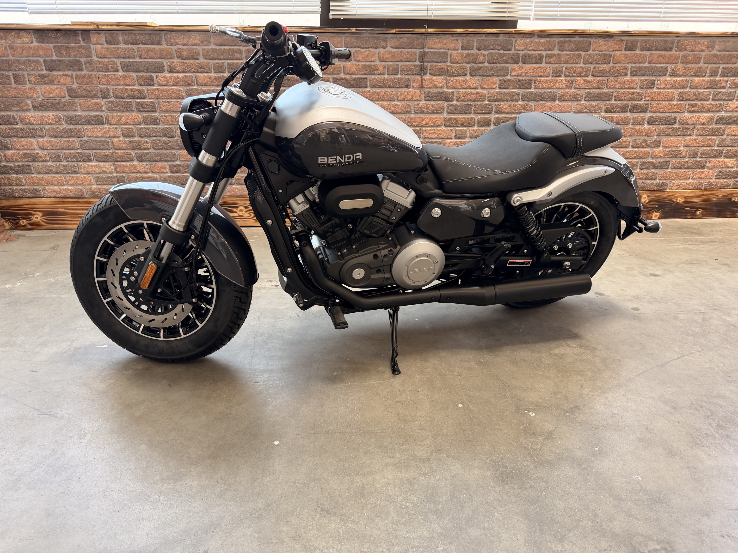 Benda ROCK 125 "SILBER" – CBS, LCD , Riemenantrieb,Wassergekühlt, 2 Zylinder-Doppelauspuff -  Sofort Verfügbar -  ab 3,-EUR / Tag finanzieren 
