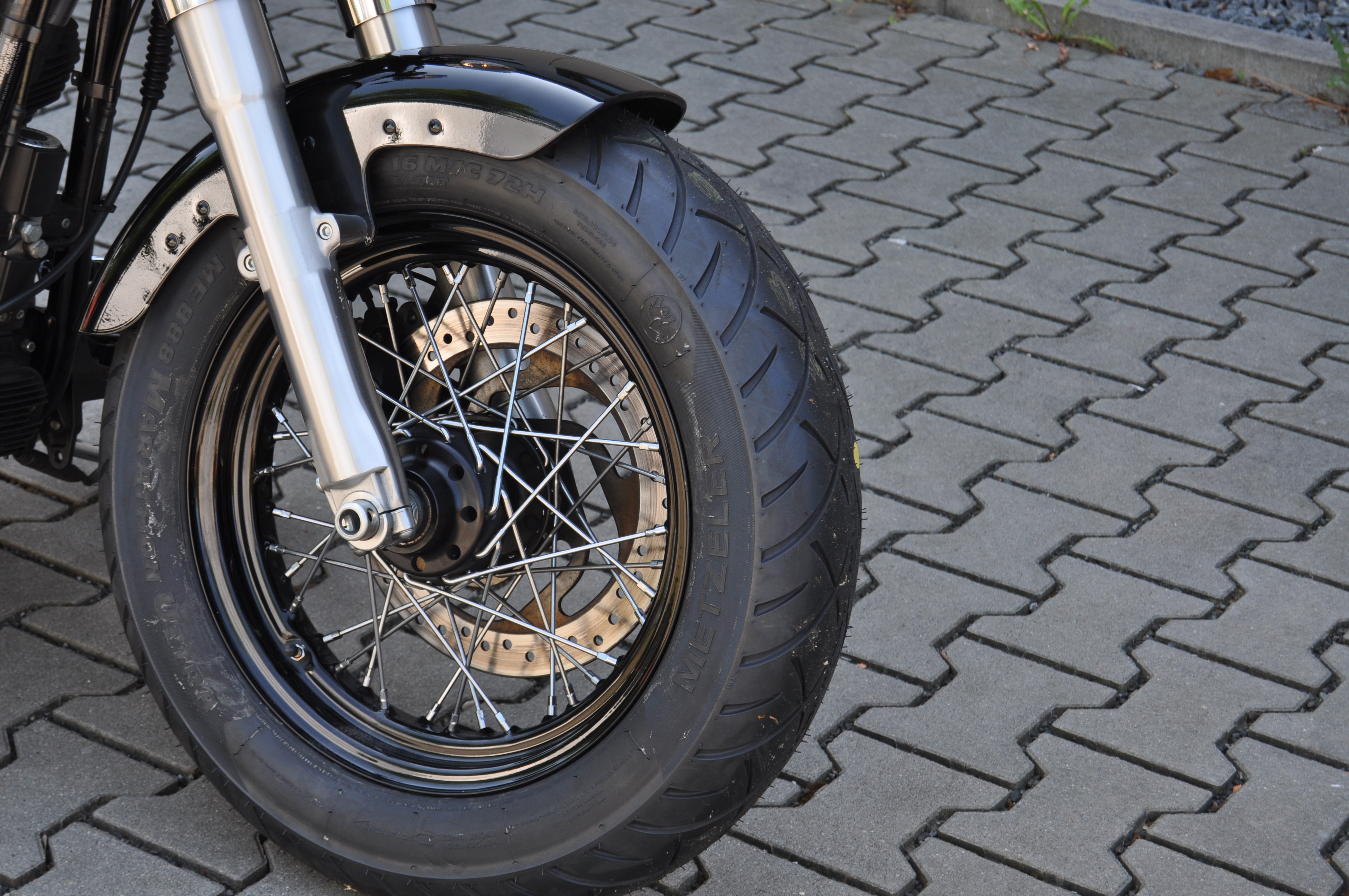 2012  Harley Davidson Softail SLIM  originaler Zustand mit nagelneuen Reifen und Service 
