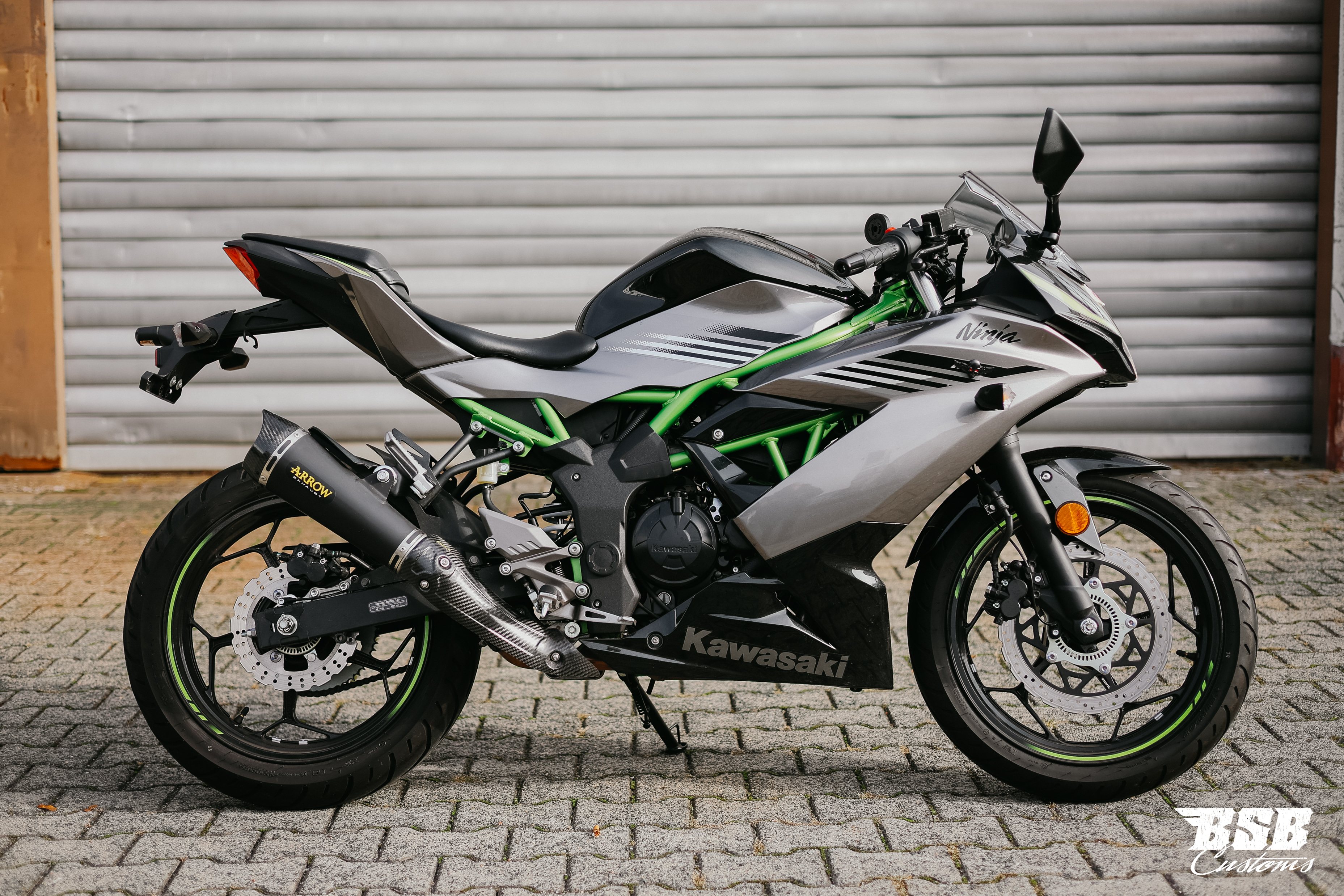 Kawasaki Ninja 125 Performance, EZ 06/2026, nur 2.000 km, Arrow-Auspuff und Garantie bis 2030. Finanzierung bei BSB Customs möglich.