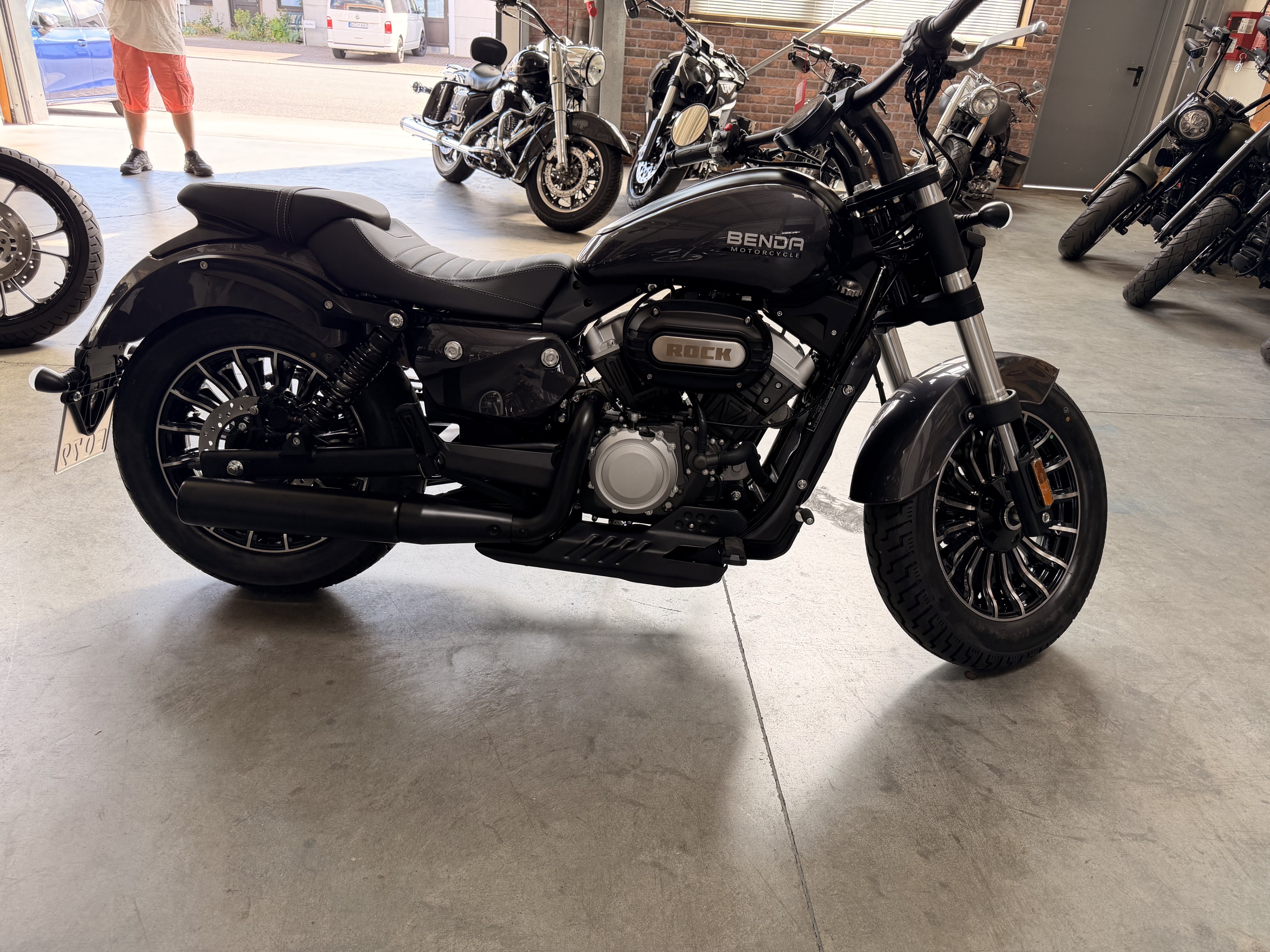 Benda ROCK 125 "SILBER" CUSTOM – CBS, LCD , Riemenantrieb,Wassergekühlt, 2 Zylinder-Doppelauspuff -  Sofort Verfügbar -  ab 3,-EUR / Tag finanzieren 