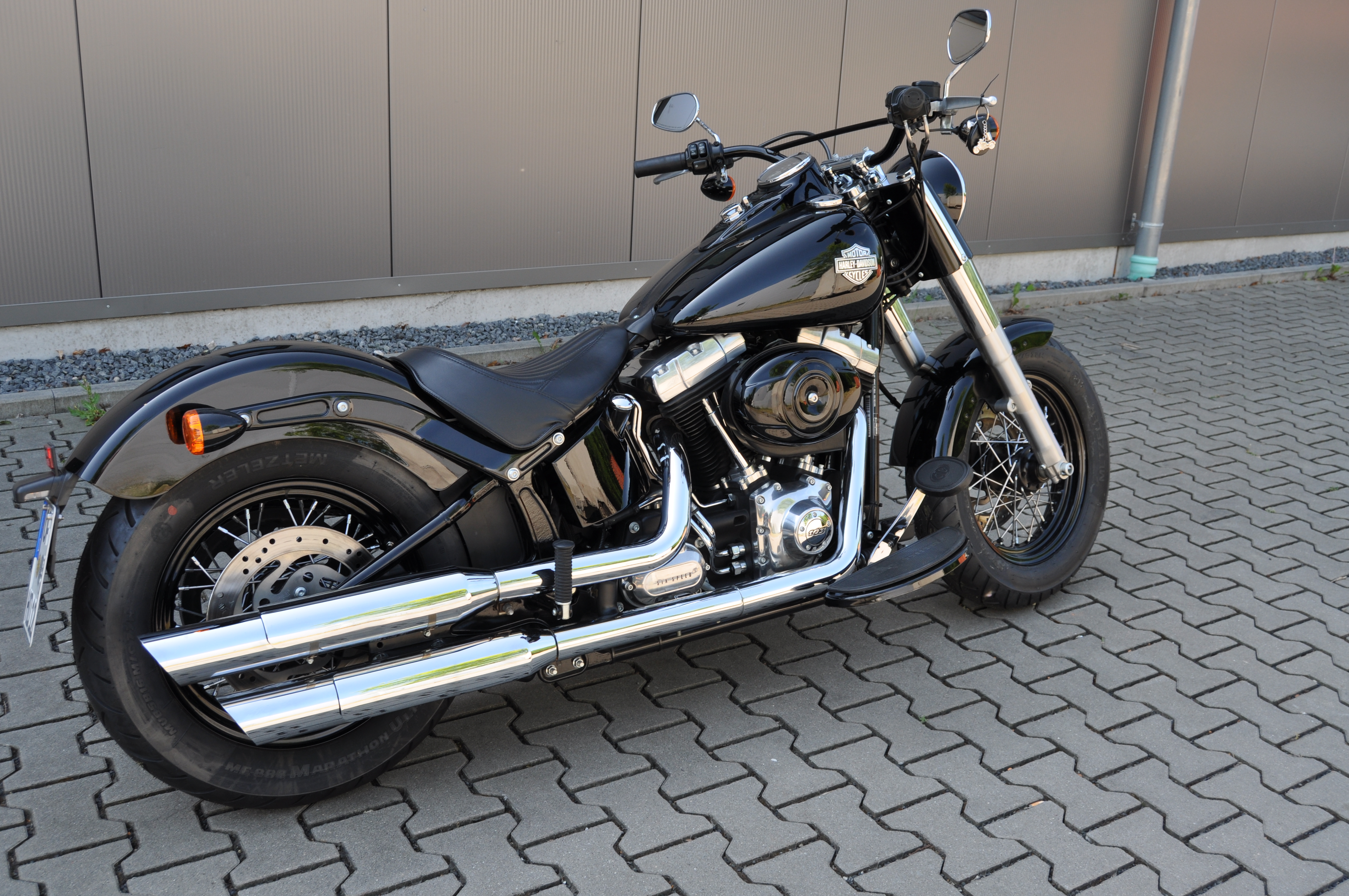 2012  Harley Davidson Softail SLIM  originaler Zustand mit nagelneuen Reifen und Service 