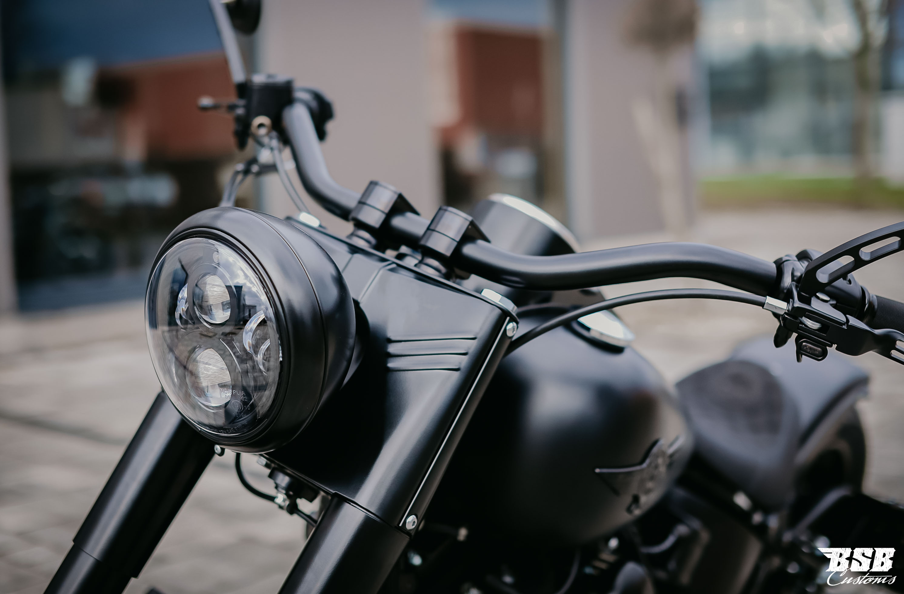 LED Scheinwerfer 7" schwarz mit Standlicht, CE-Zulassung für Harley Softail & Touring Modelle