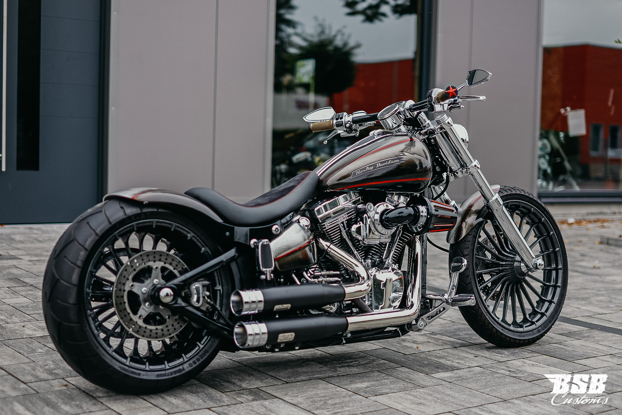 2014  Harley Davidson BREAKOUT CVO mit edlen Teilen / Leistungsteigerung / Luftfahrwerk (ab 350,- finanzieren*)