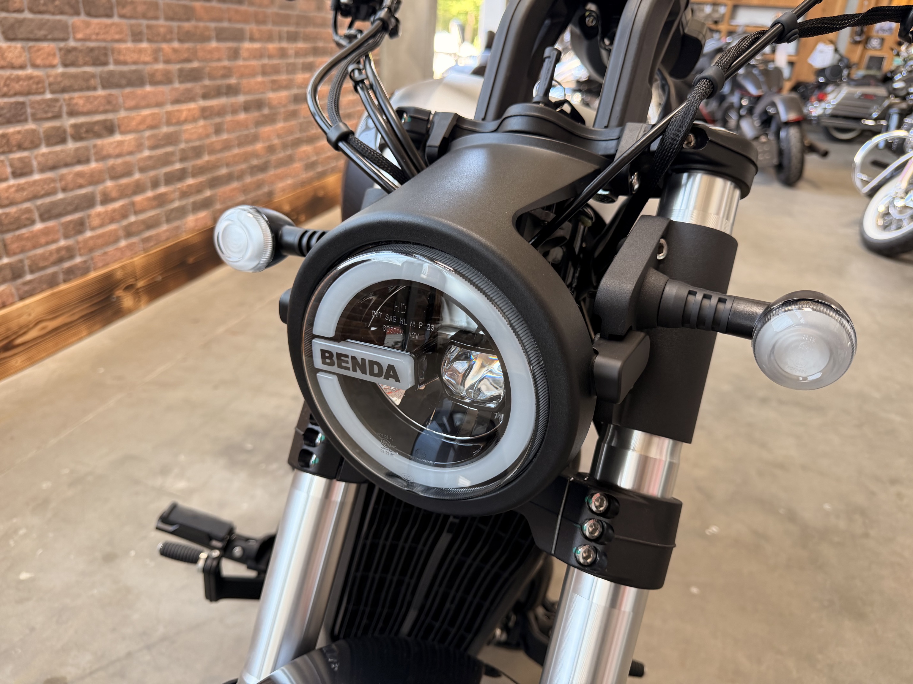 Benda ROCK 125 "SILBER" – CBS, LCD , Riemenantrieb,Wassergekühlt, 2 Zylinder-Doppelauspuff -  Sofort Verfügbar -  ab 3,-EUR / Tag finanzieren 