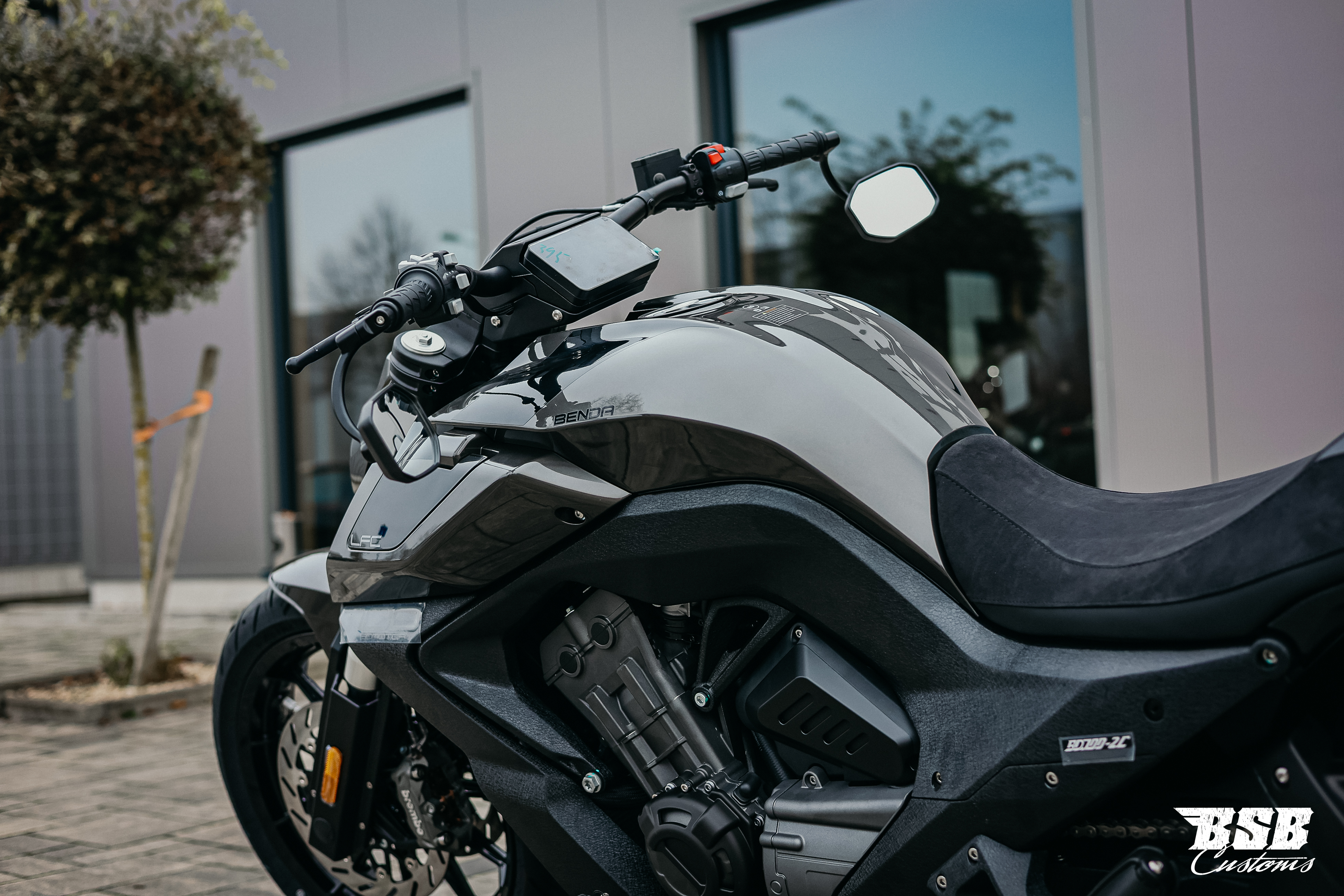 Benda LFC 700 Pro– Airride -300-er Hi-Reifen, ABS / TFT/ Anti-Hopping Kupplung modifiziert by BSB Customs NEUFAHRZEUG!!! 