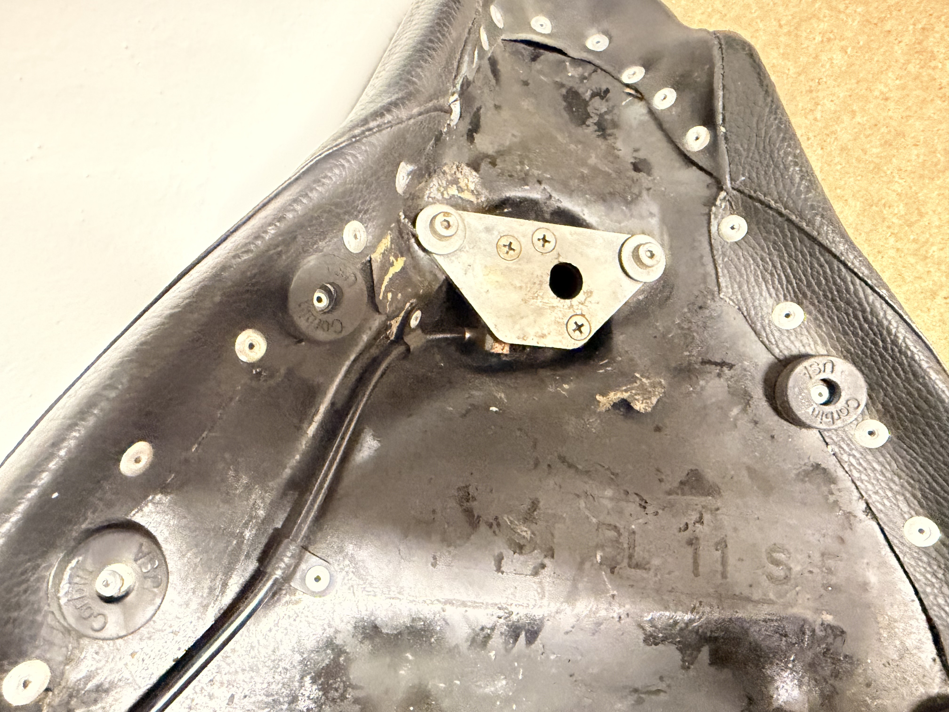 Corbin Classic Solo Sitzbank für Harley Softail Modelle 2011-2015 