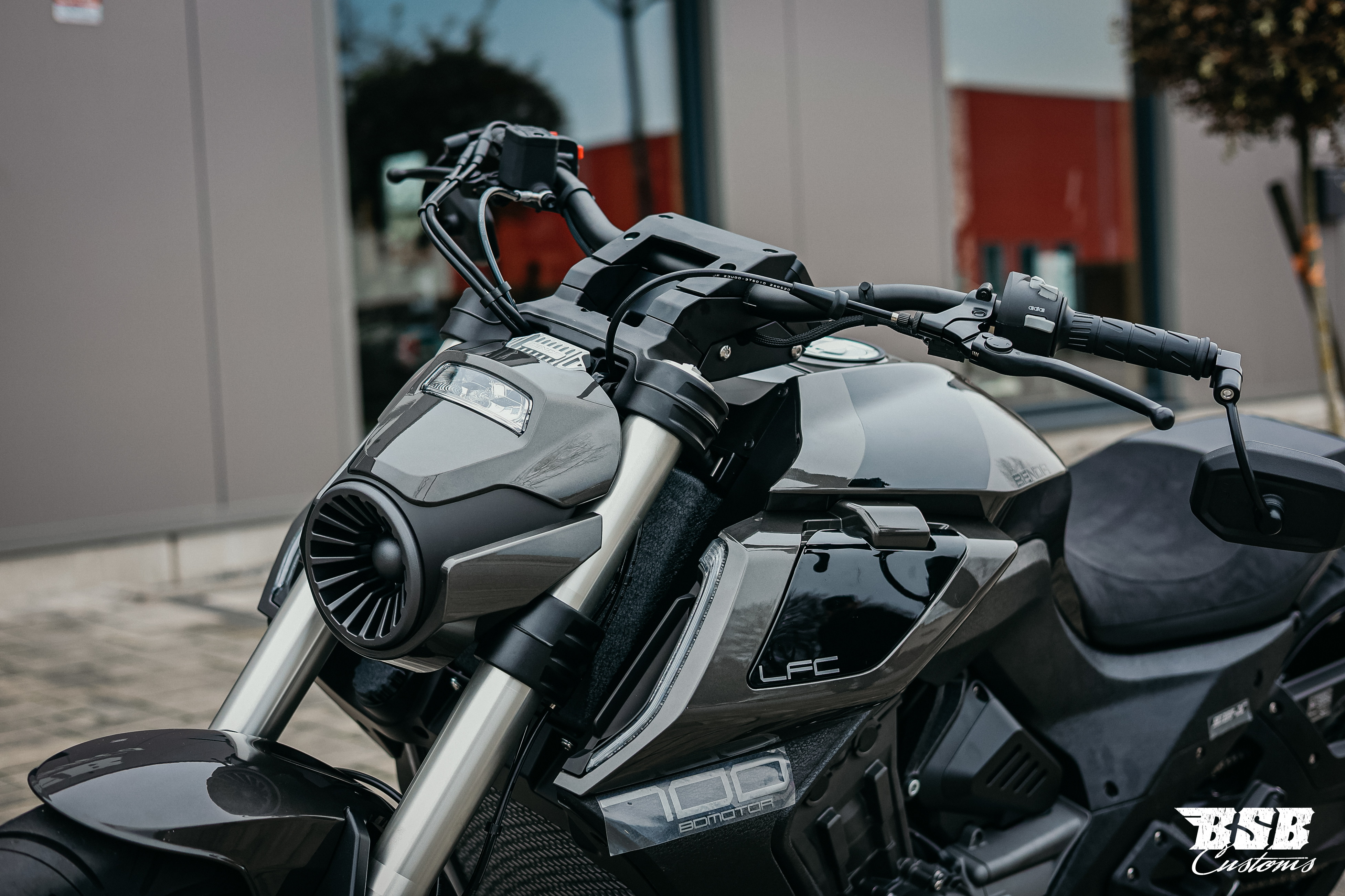 Benda LFC 700 Pro– Airride -300-er Hi-Reifen, ABS / TFT/ Anti-Hopping Kupplung modifiziert by BSB Customs NEUFAHRZEUG!!! 