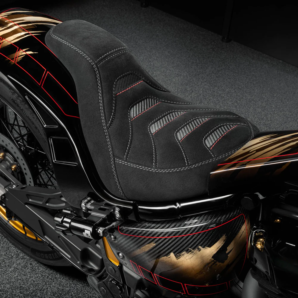 Carbon SS Custom Sitzbank für Harley-Davidson Softail (2018–2026) – passend für Bobbstr & Rodstr Fender