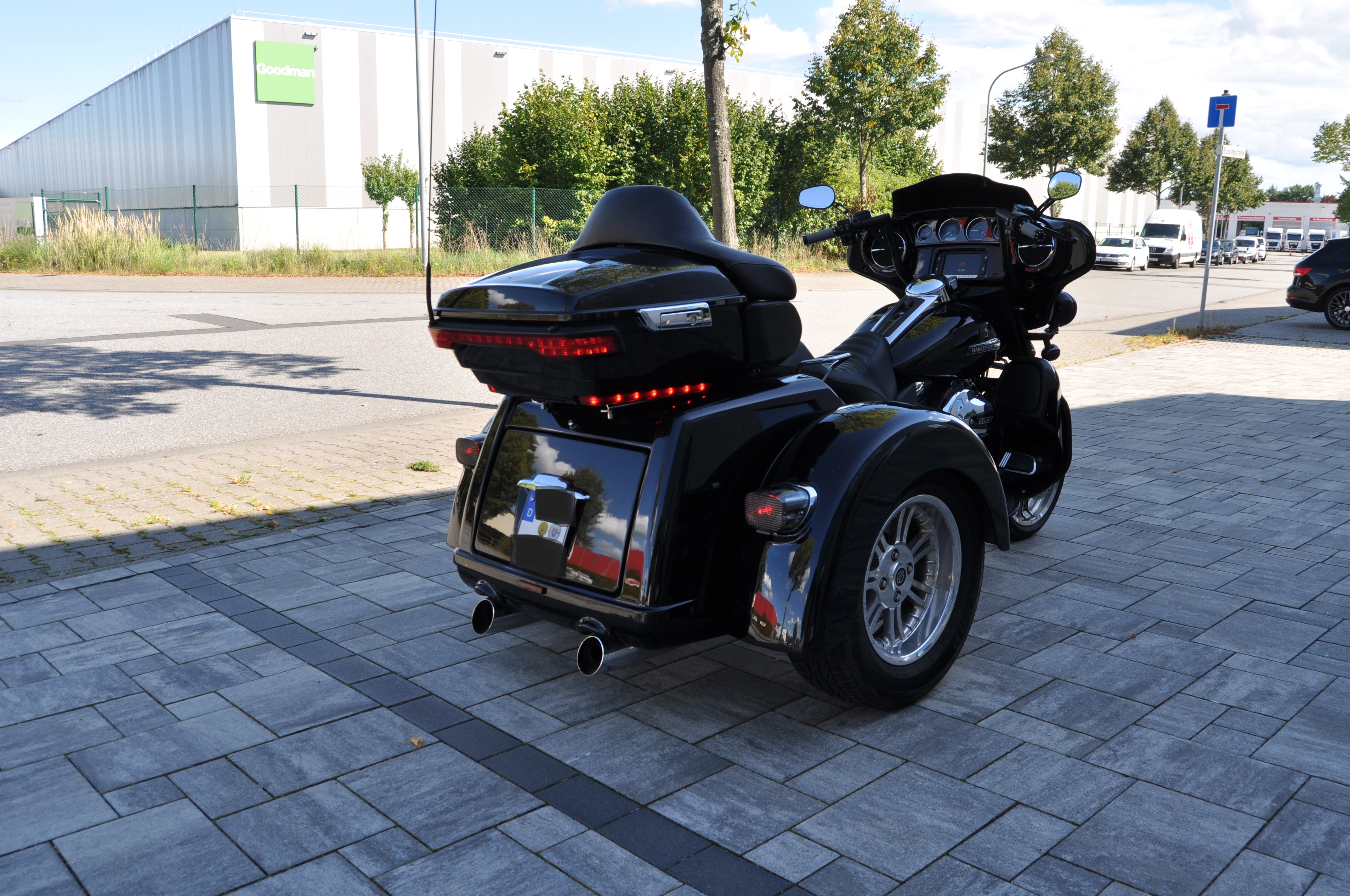 2016 Harley Davidson TRIKE FLHTCUTG Top Zustand erst 12615 km Fanzierung möglich 