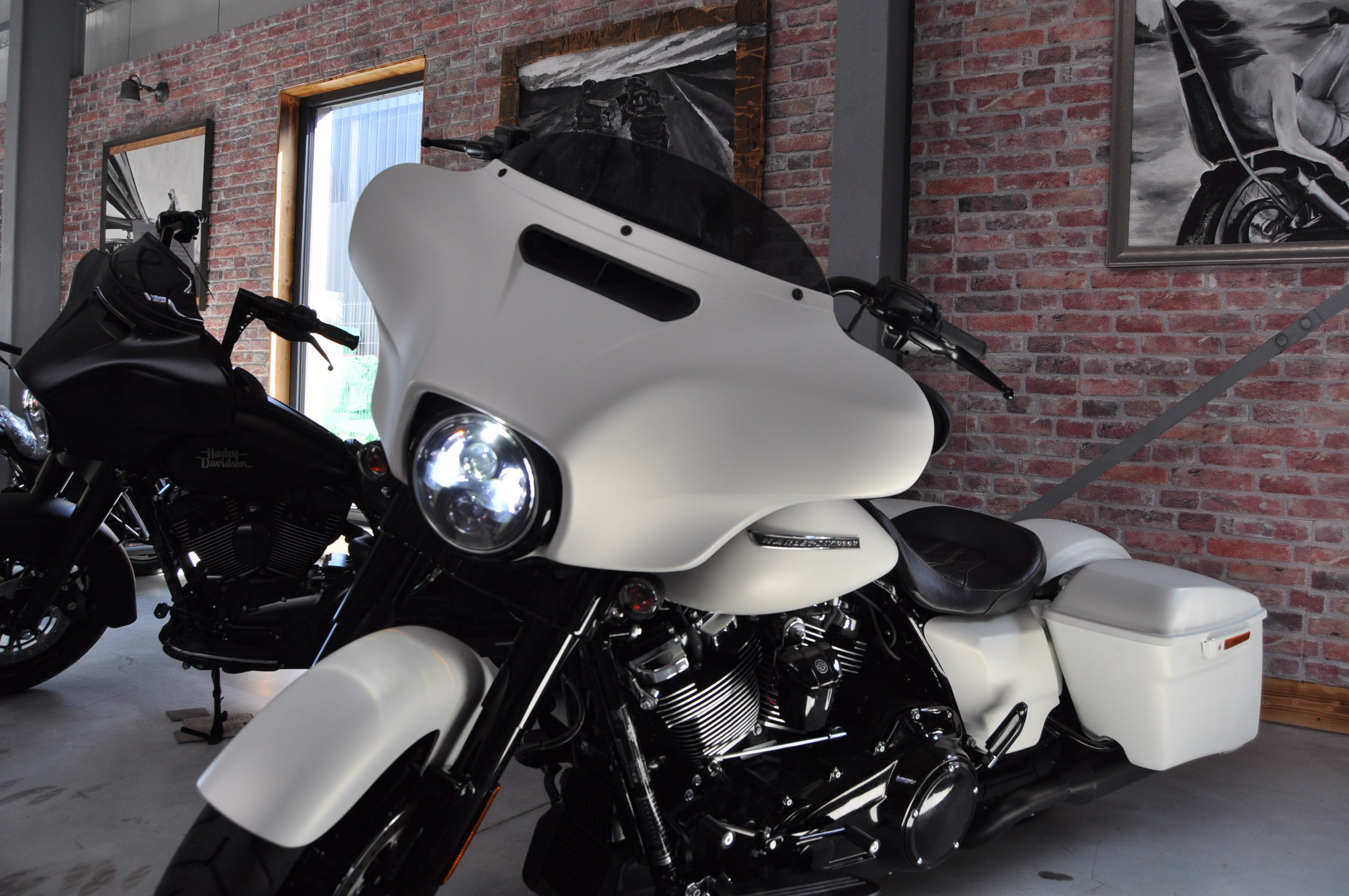 LED Scheinwerfer 7" schwarz mit Standlicht, CE-Zulassung für Softail & Touring Modelle bis 2023