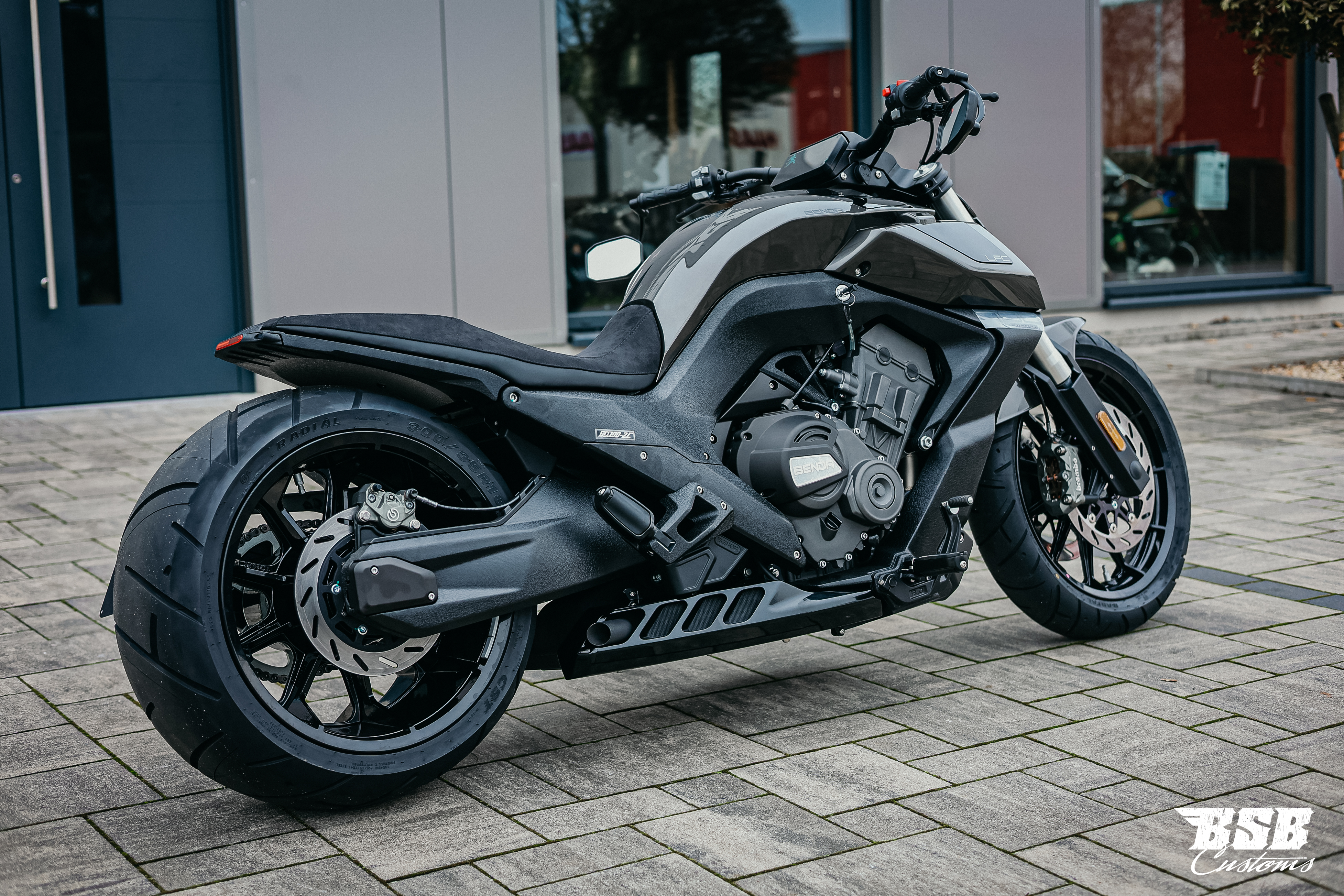 Benda LFC 700 Pro– Airride -300-er Hi-Reifen, ABS / TFT/ Anti-Hopping Kupplung modifiziert by BSB Customs NEUFAHRZEUG!!!  