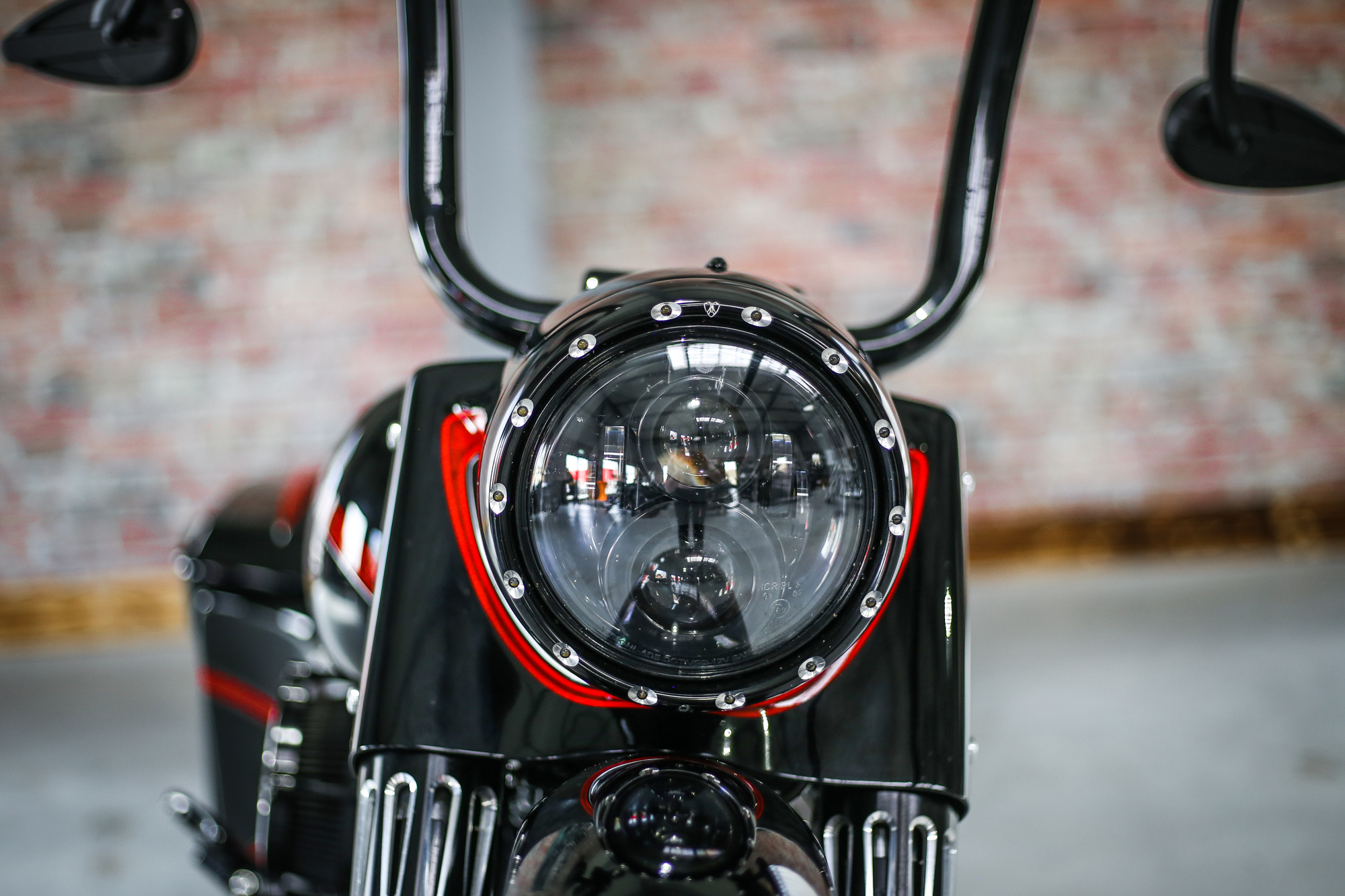 LED Scheinwerfer 7" schwarz mit Standlicht, CE-Zulassung für Softail & Touring Modelle bis 2023