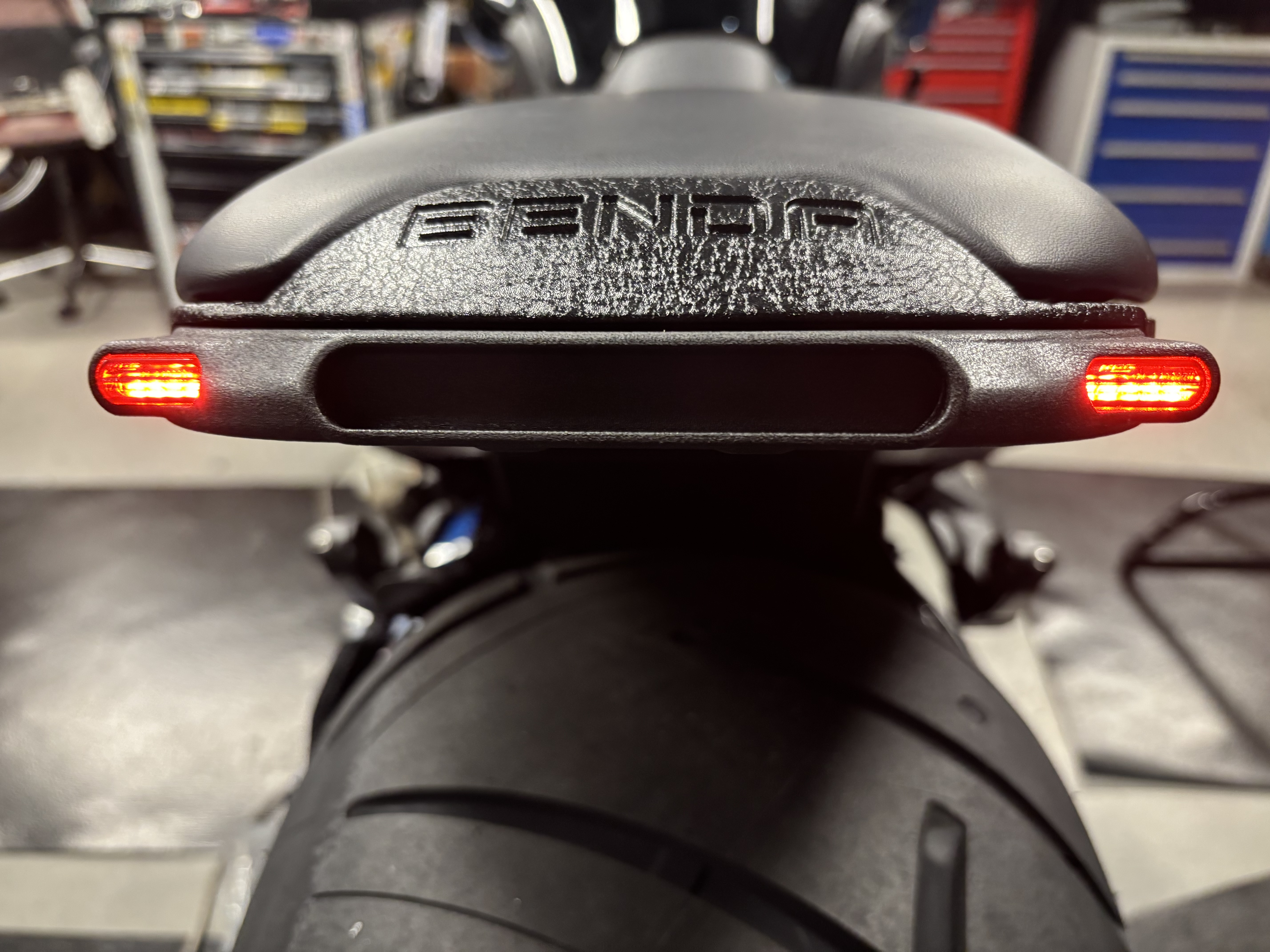 Eigenentwickelte Blinkerleiste für BENDA LFC 700 & LFC 700 PRO mit Fastline LED Lights (3in1: Rücklicht, Bremslicht & Blinker) Eigenentwickelte Blinkerleiste für BENDA LFC 700 & LFC 700 PRO mit Fastline LED Lights (3in1: Rücklicht, Bremslicht & Blinker)