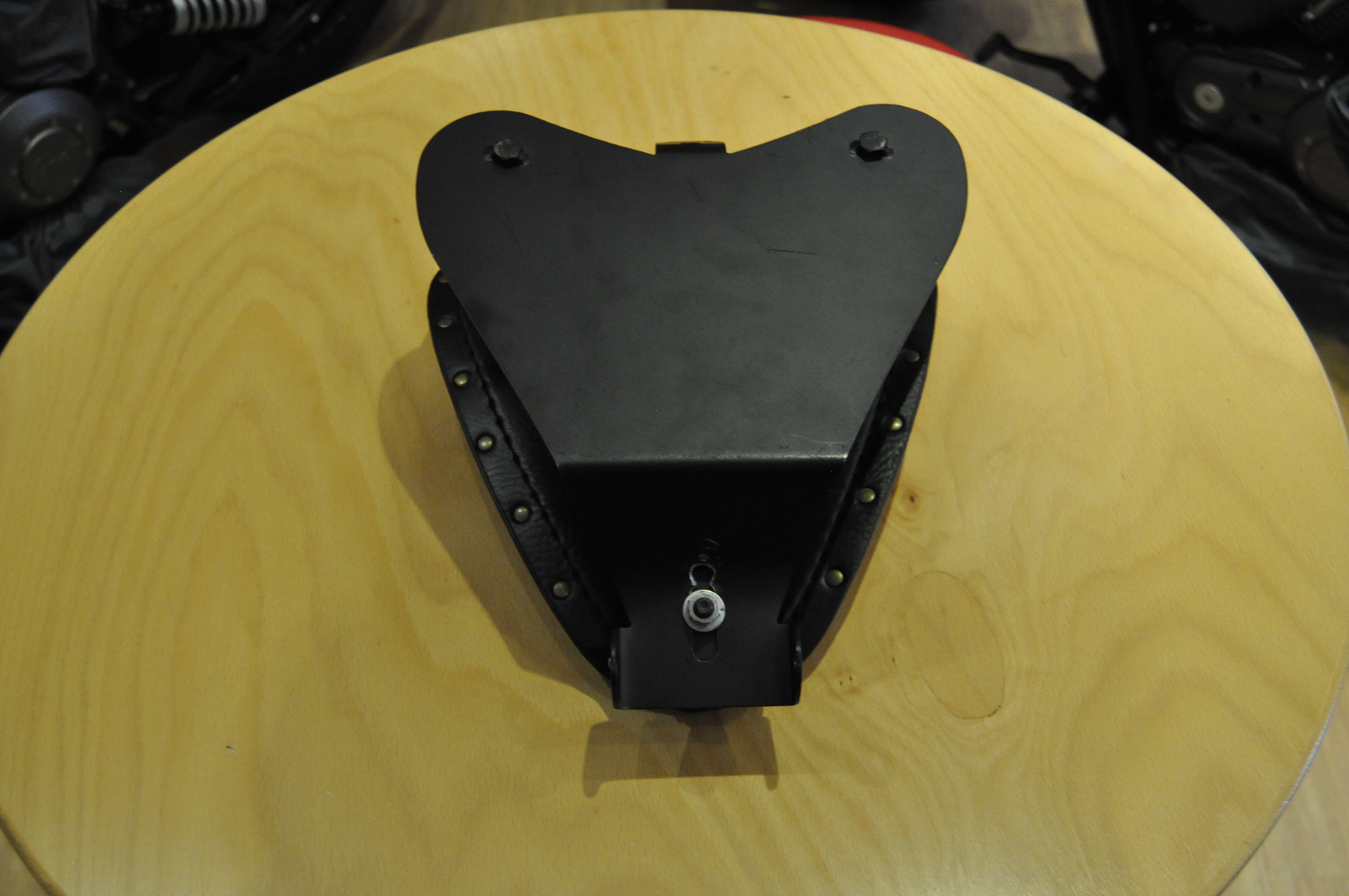 Harley-Davidson® Bobber Solo Seat aus Kunstleder mit Federung – universell passend – klassischer Look