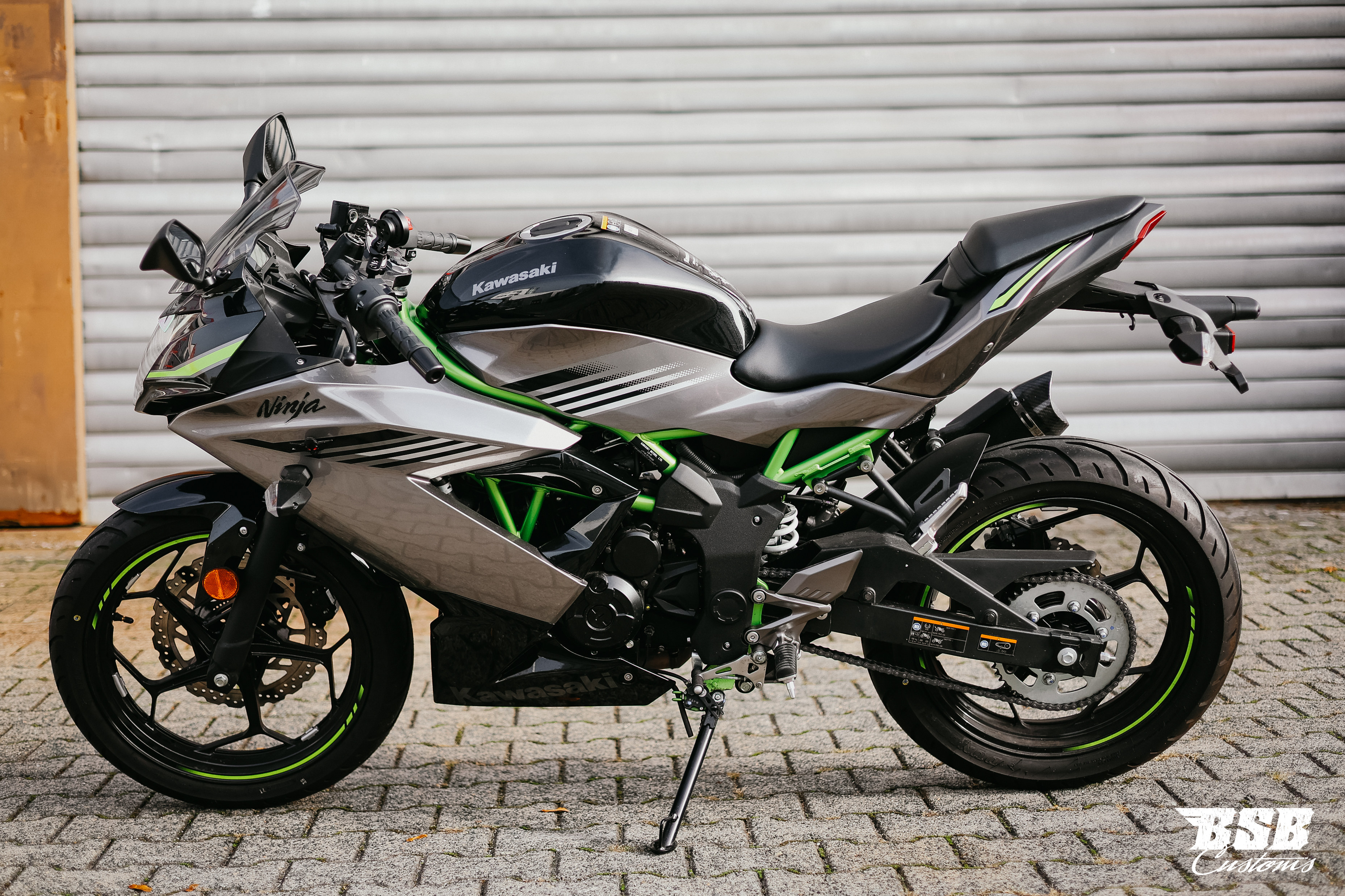 Kawasaki Ninja 125 Performance, EZ 06/2026, nur 2.000 km, Arrow-Auspuff und Garantie bis 2030. Finanzierung bei BSB Customs möglich.