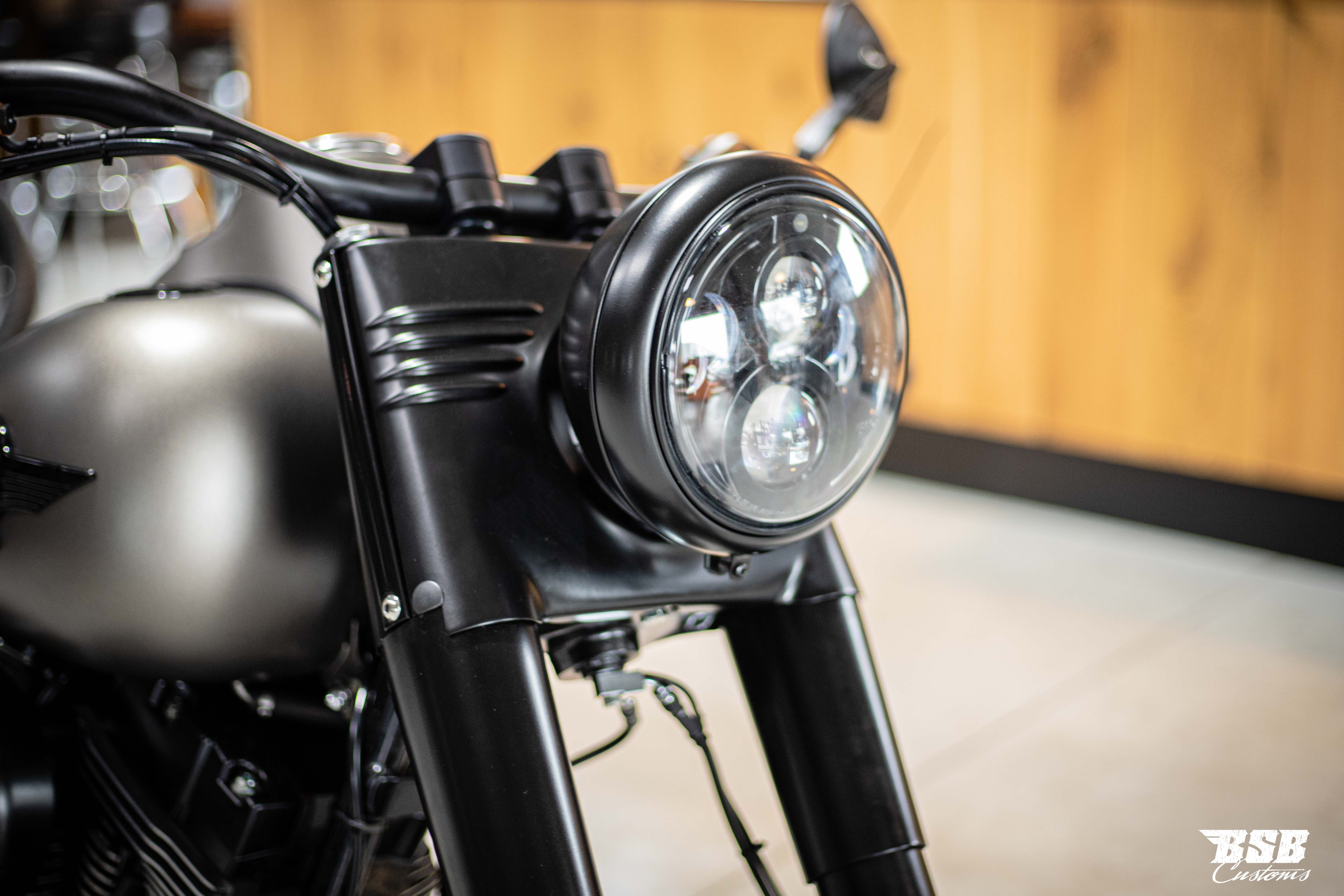 LED Scheinwerfer 7" schwarz mit Standlicht, CE-Zulassung für Softail & Touring Modelle bis 2023