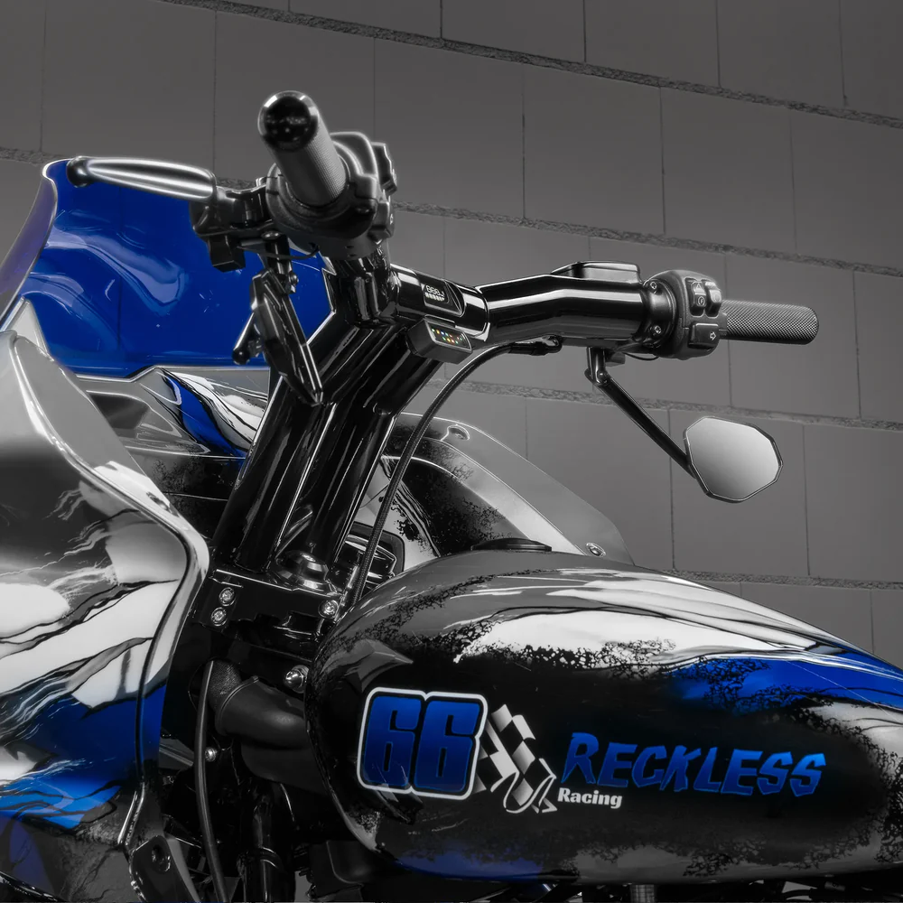 „Rückenschonender“ T-Bar Mega-Lenker mit geneigter Lenksäule (mit optionalem Stealth-Speedometer)