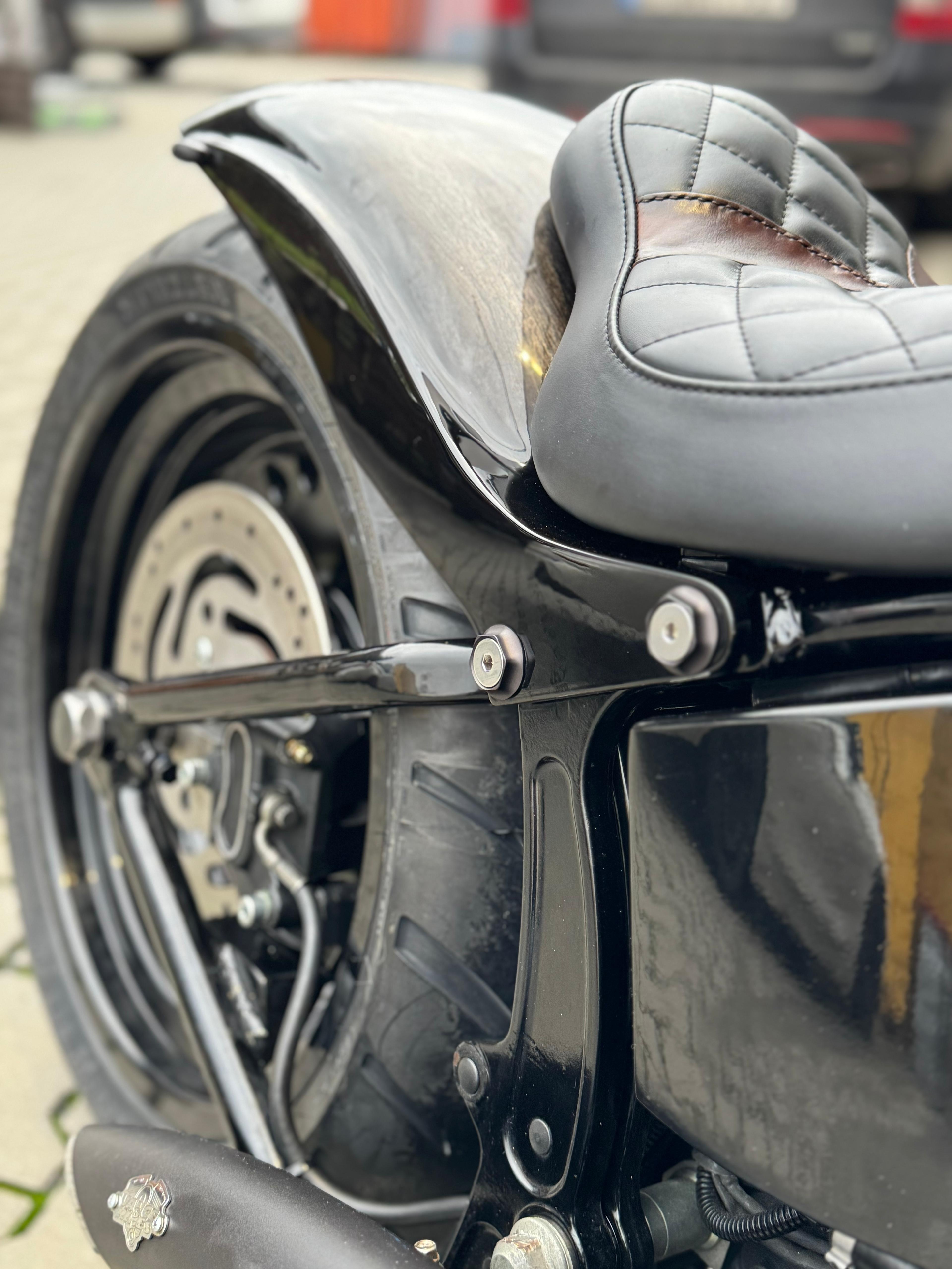 Heckfender-Montagesatz 30 mm 84-24 Softail (inkl. Schrauben/ohne Schrauben) – Sechskantig Spitz, Schwarz Eloxiert, Hochglanzpoliert