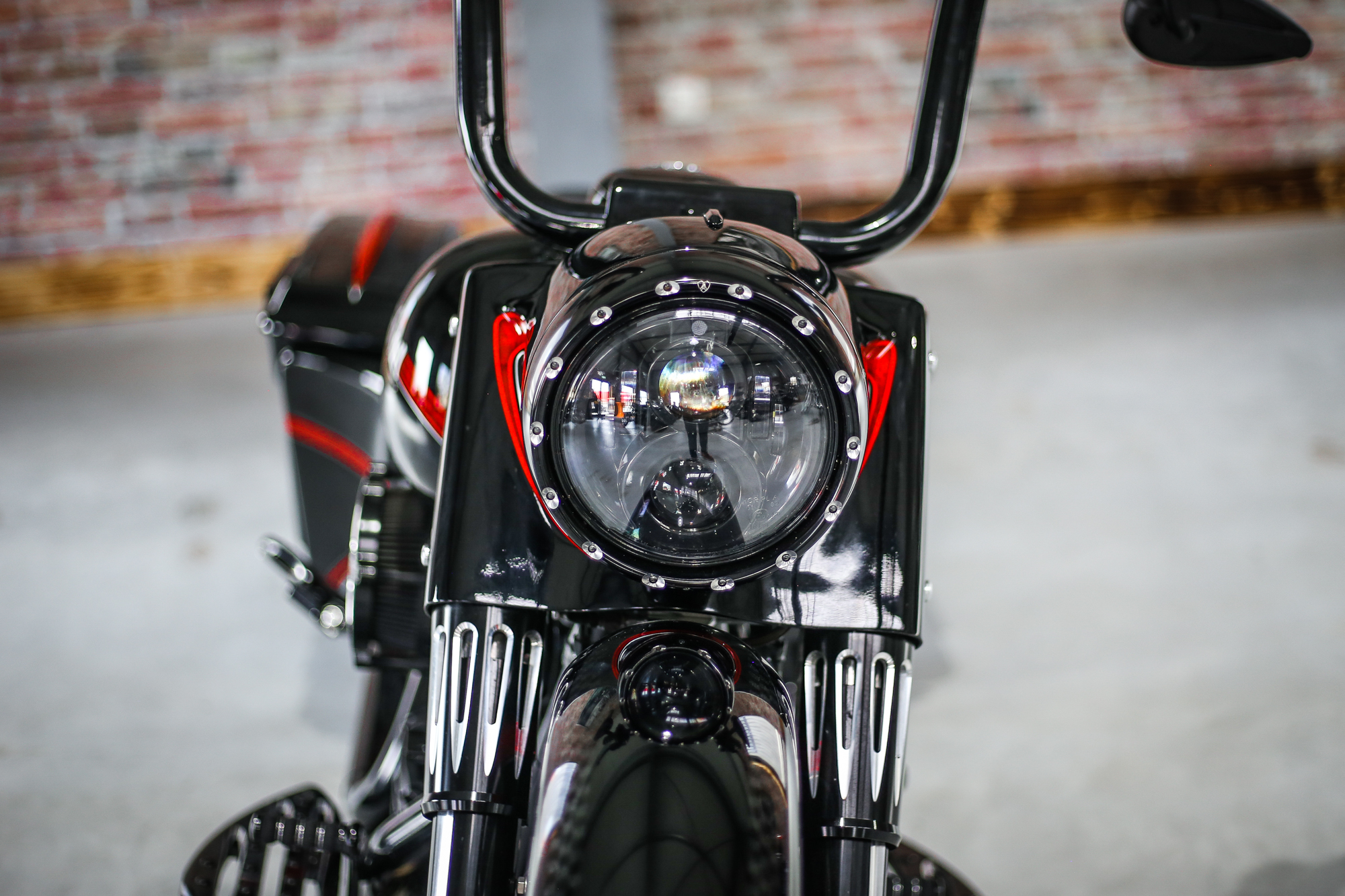 LED Scheinwerfer 7" schwarz mit Standlicht, CE-Zulassung für Softail & Touring Modelle bis 2023