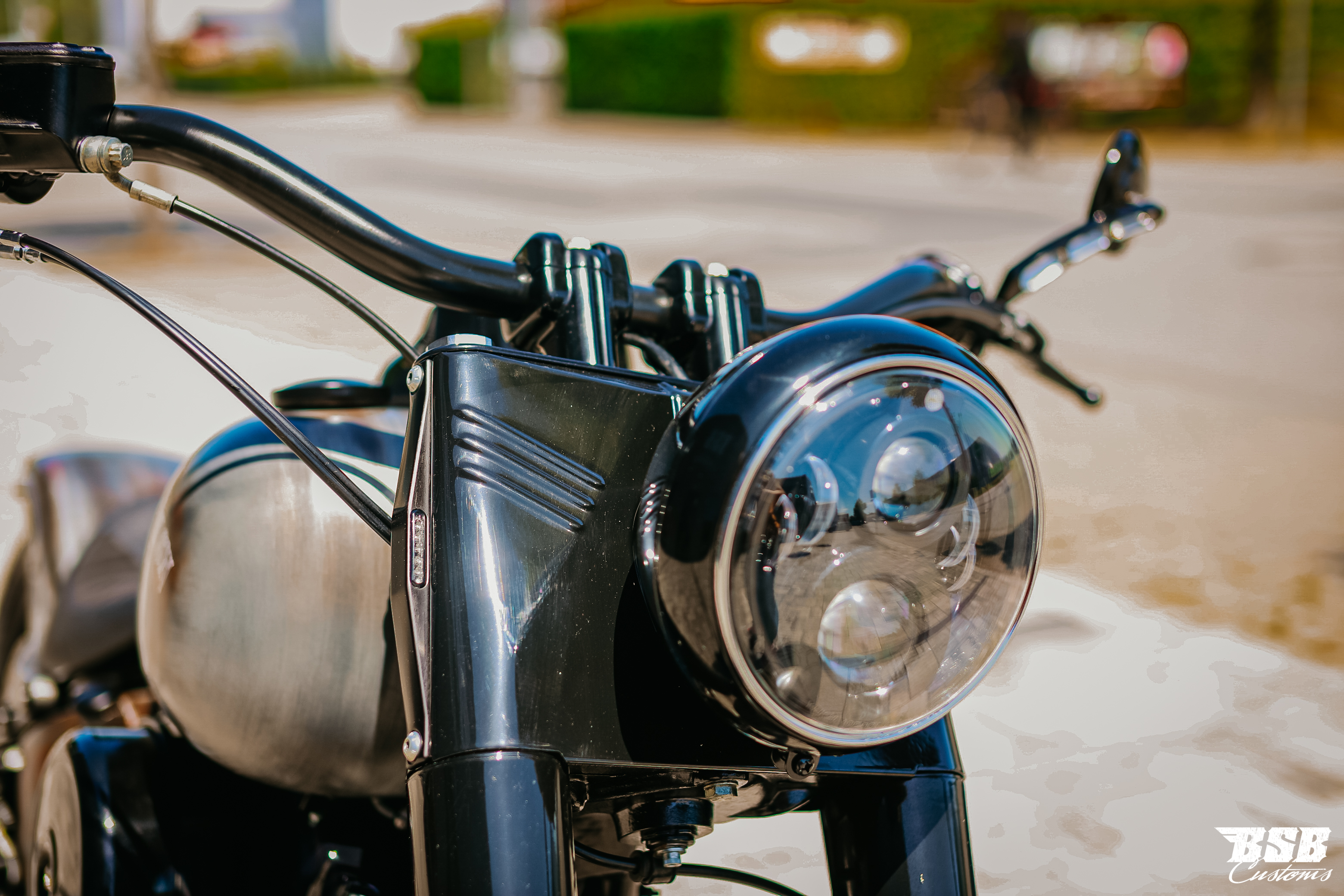 LED Scheinwerfer 7" schwarz mit Standlicht, CE-Zulassung für Harley Softail & Touring Modelle