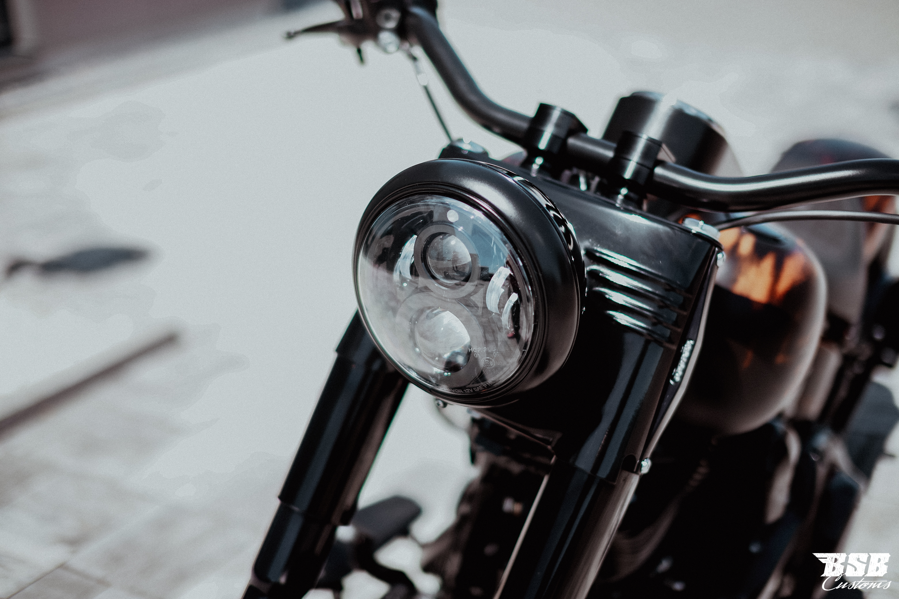 LED Scheinwerfer 7" schwarz mit Standlicht, CE-Zulassung für Harley Softail & Touring Modelle