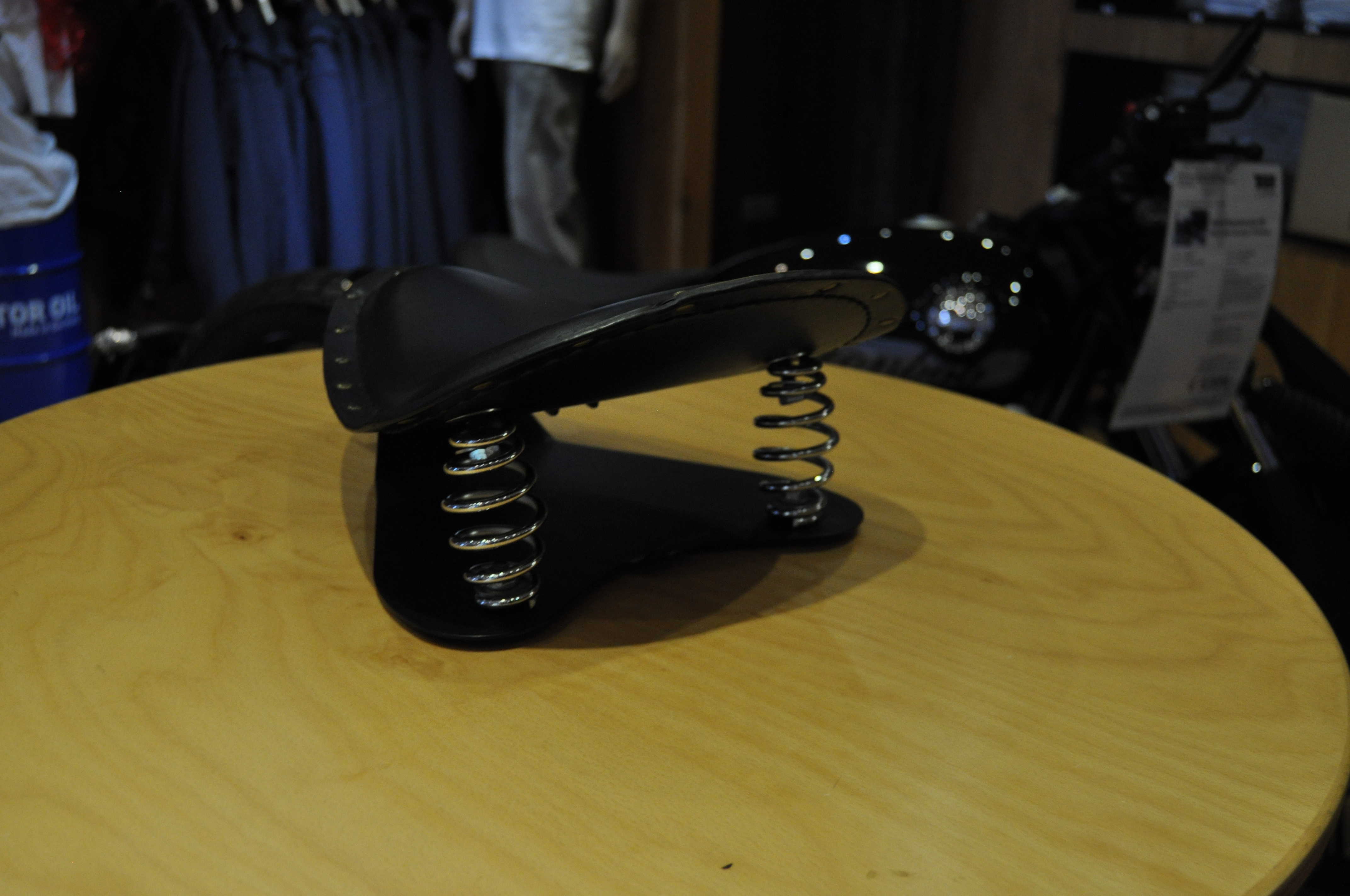 Harley-Davidson® Bobber Solo Seat aus Kunstleder mit Federung – universell passend – klassischer Look