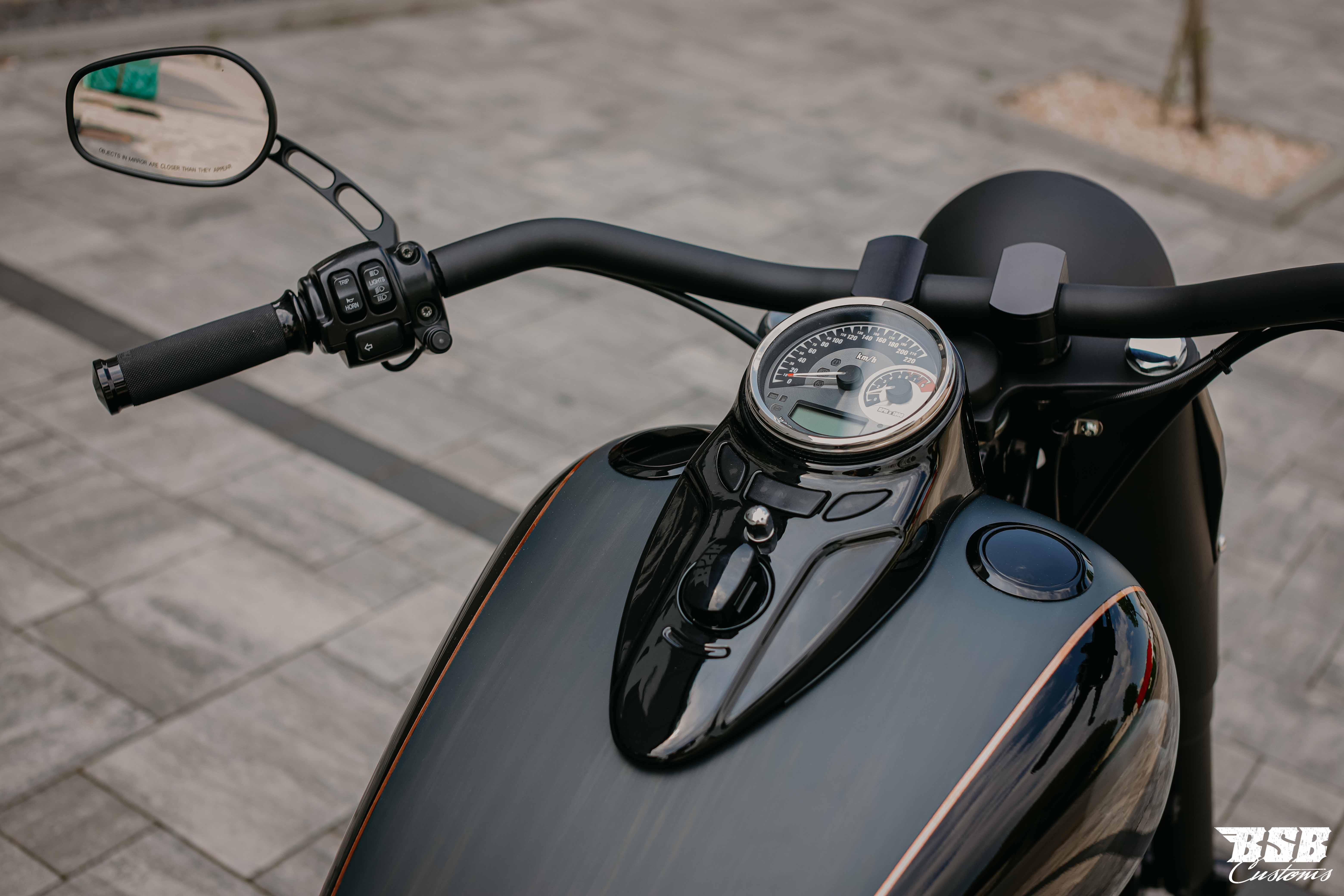 Bündiger Tankdeckel & Tankanzeige schwarz für Harley Softail Modelle