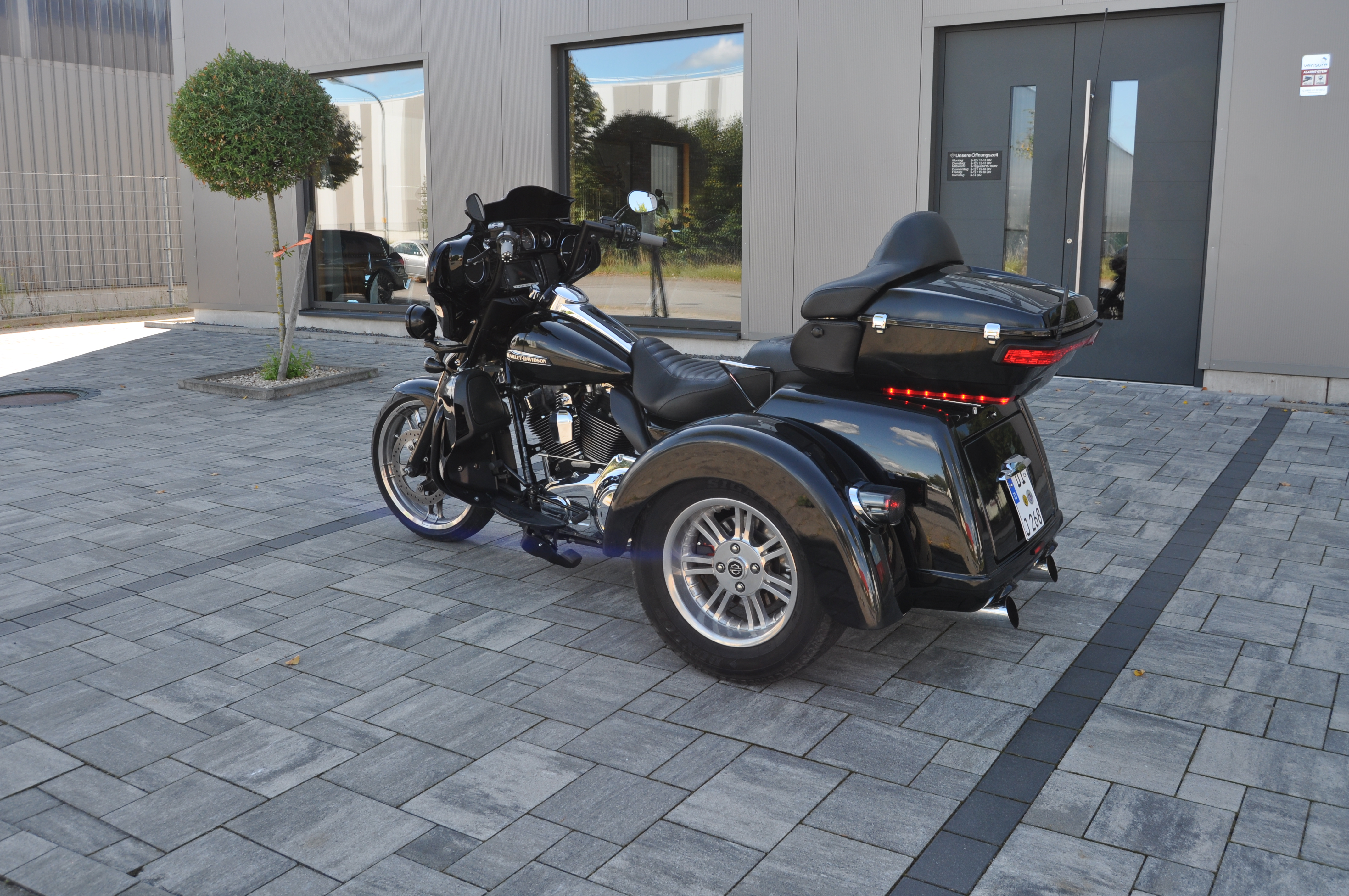 2016 Harley Davidson TRIKE FLHTCUTG Top Zustand erst 12615 km Fanzierung möglich 