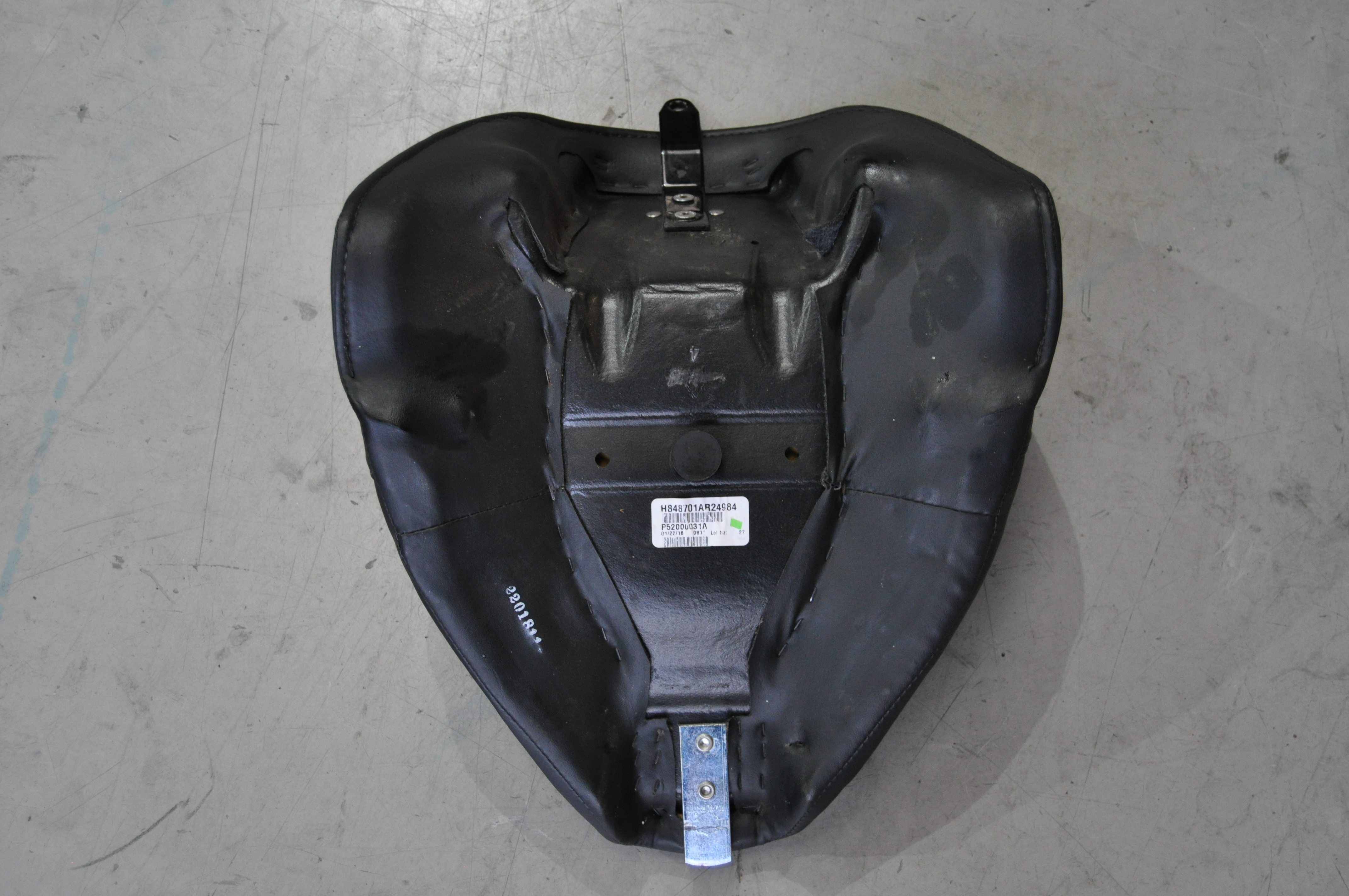 Harley-Davidson OEM Solo Seat im Tuck & Roll Design