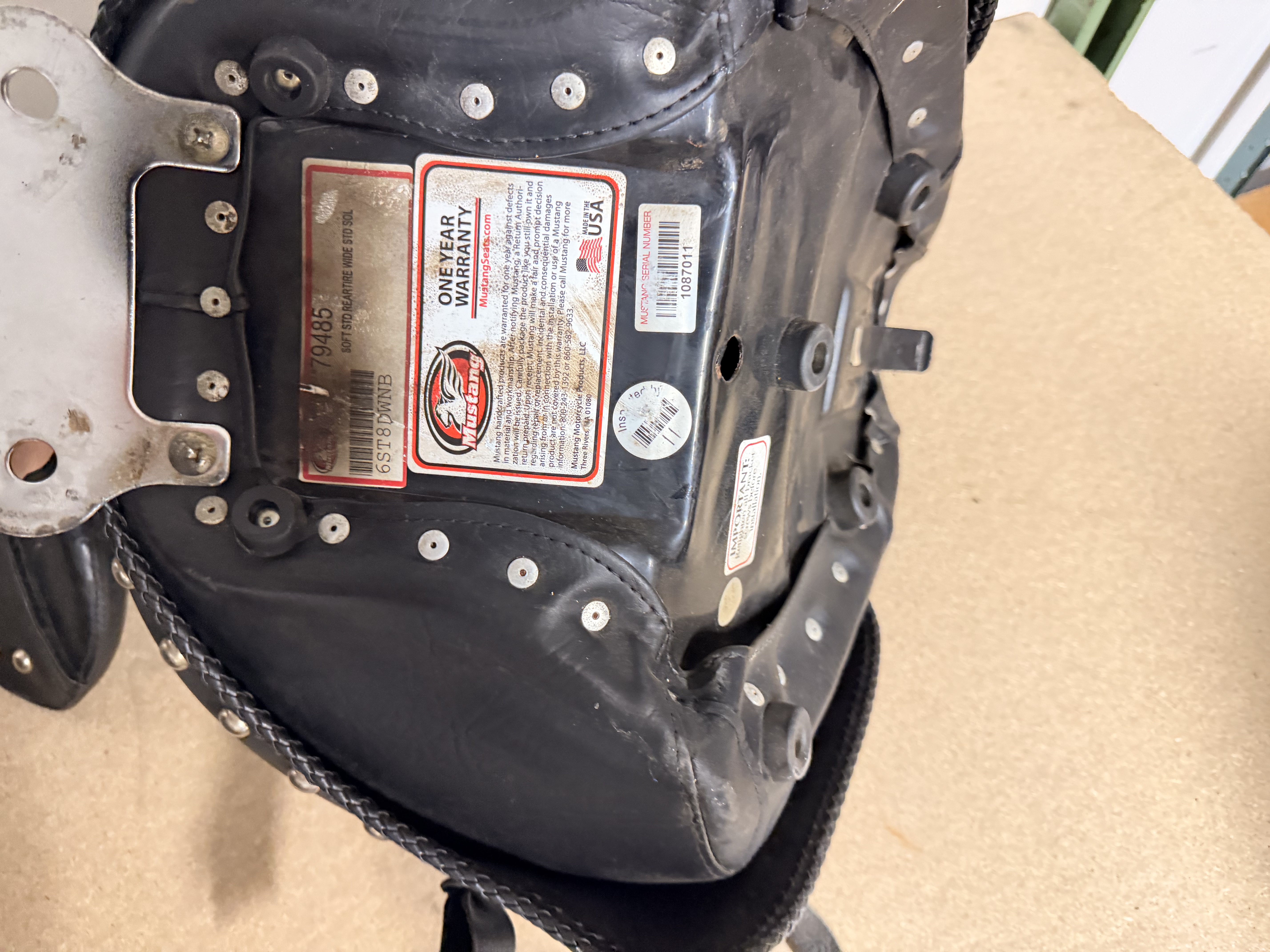 Mustang Wide Touring Solo Sitz 79485 mit Rückenlehne – Harley-Davidson Softail, gebraucht