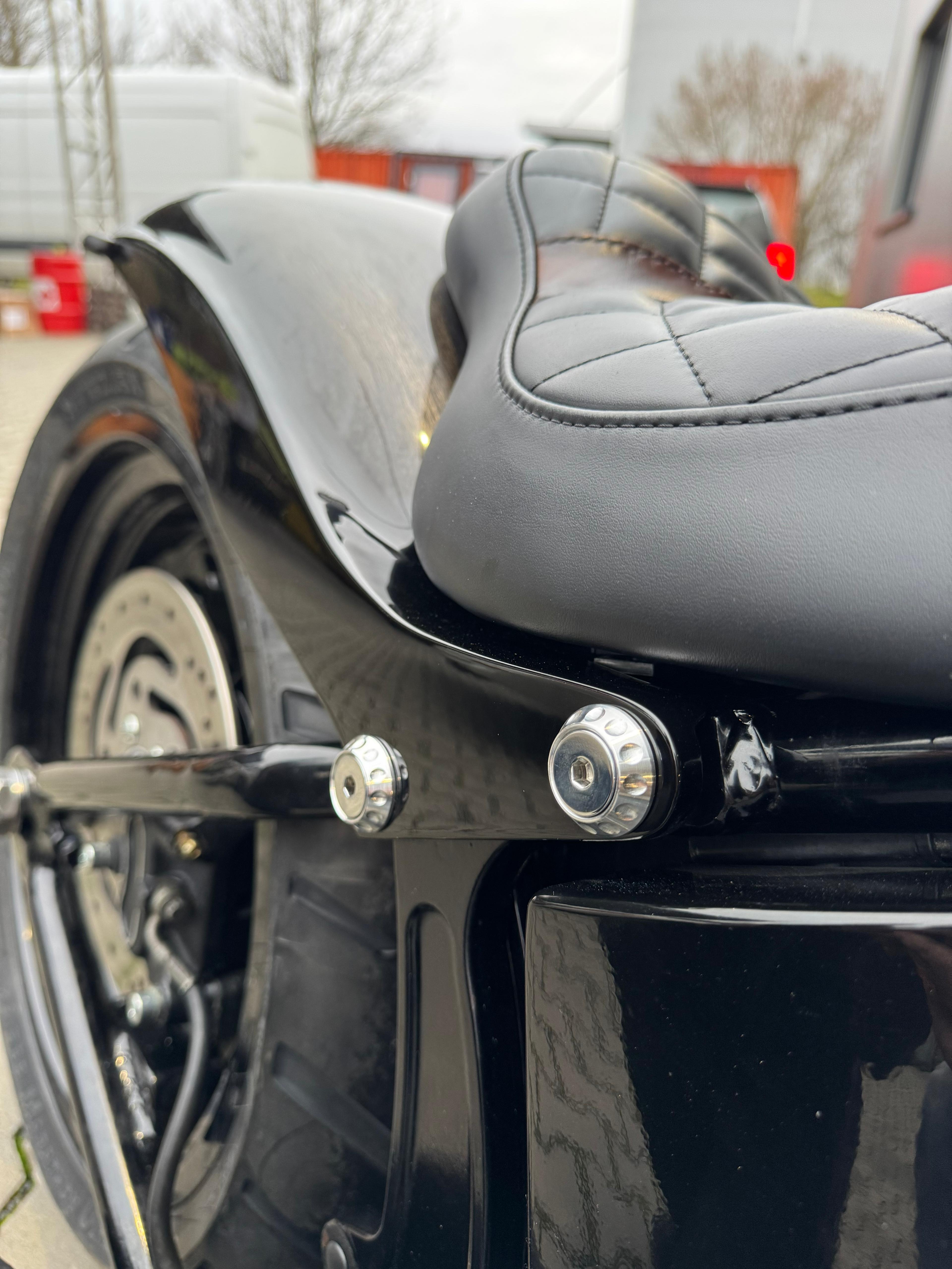 Heckfender-Montagesatz 30 mm 84-24 Softail (inkl. Schrauben/ohne Schrauben) – Rund mit Einfräsungen , Schwarz Eloxiert, Hochglanzpoliert