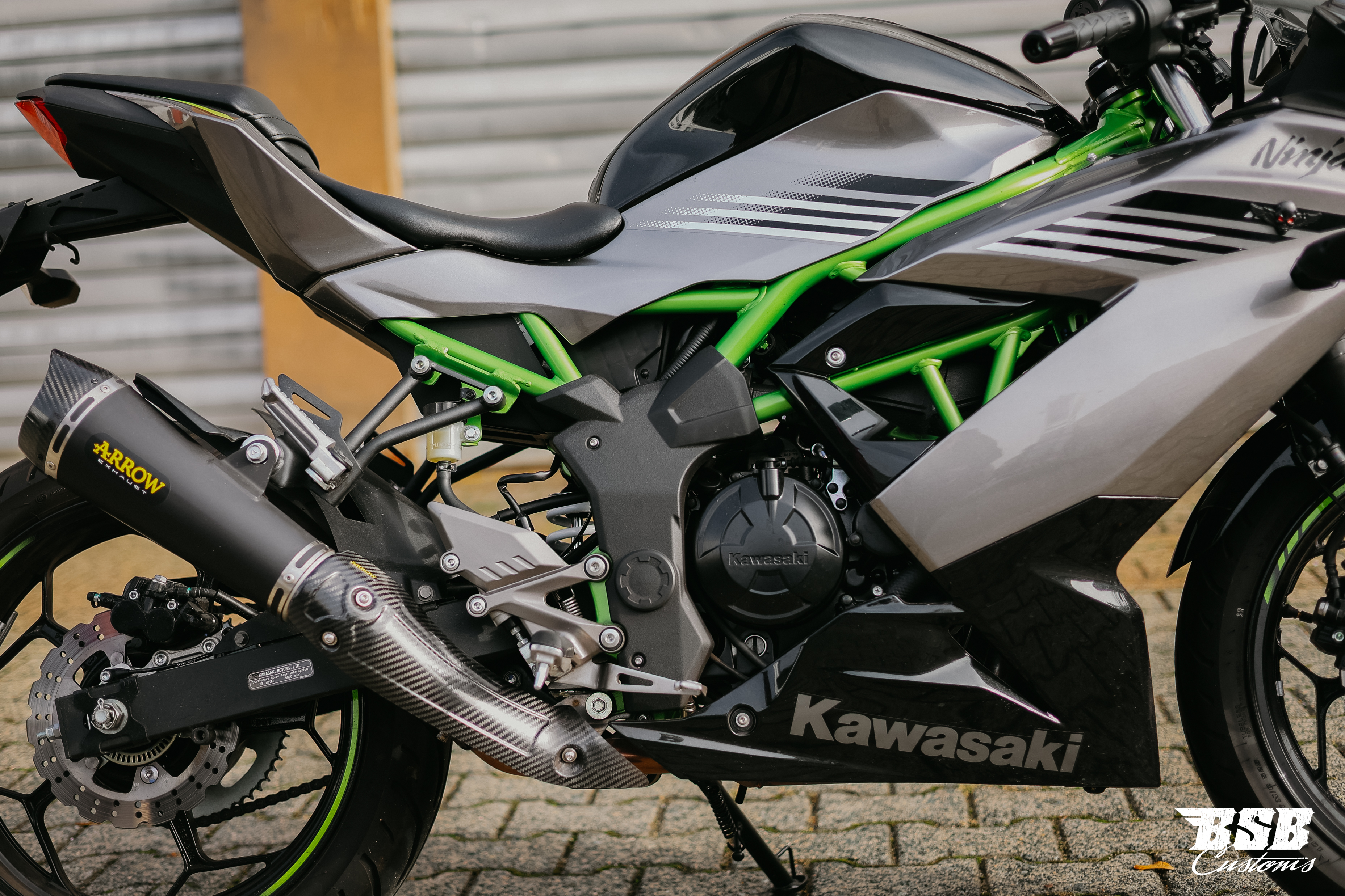Kawasaki Ninja 125 Performance, EZ 06/2026, nur 2.000 km, Arrow-Auspuff und Garantie bis 2030. Finanzierung bei BSB Customs möglich.
