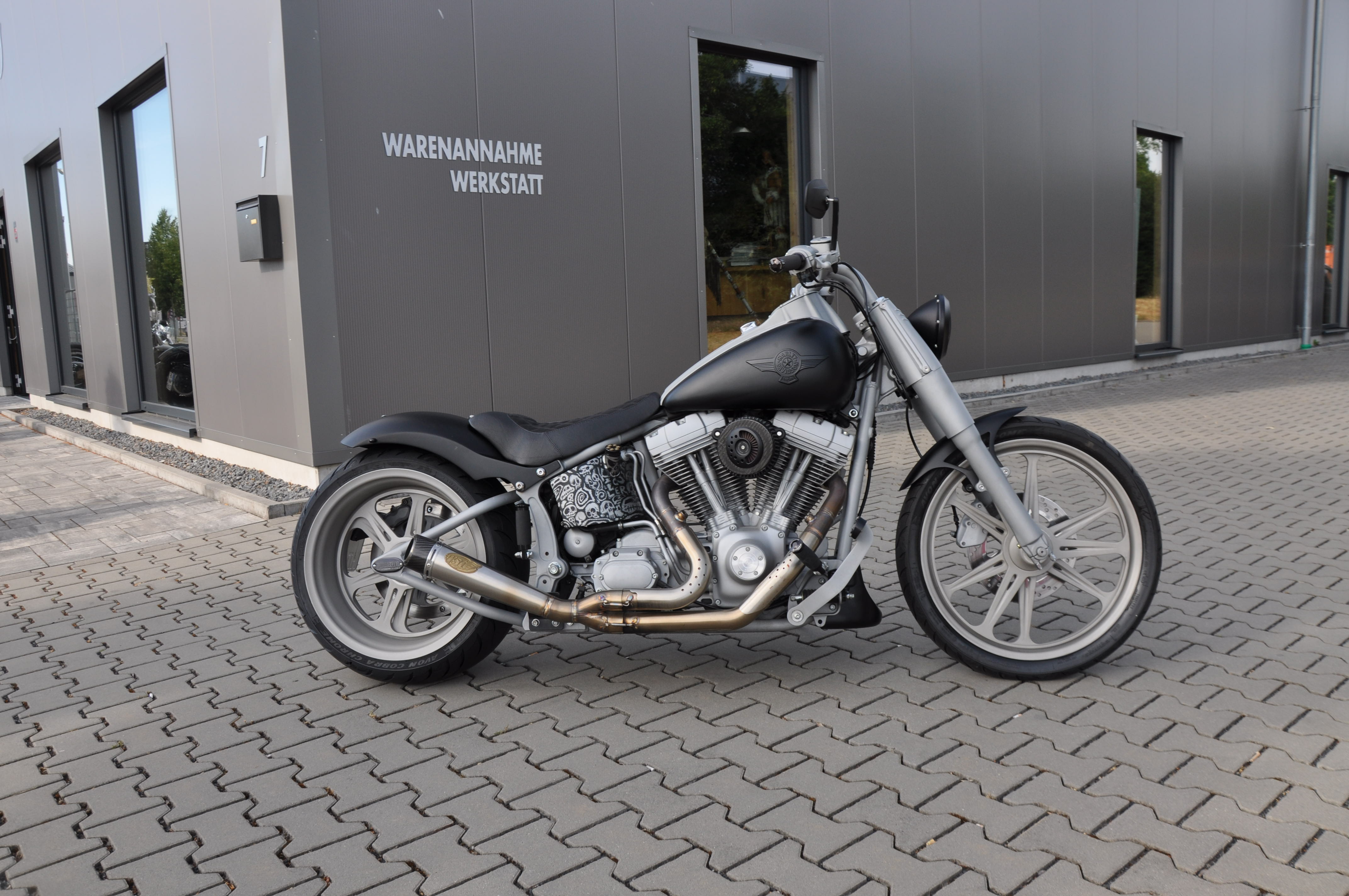 DSC_0405DWr1ho5B10qOf 2006 FXSTC Softail Custom 240 Heckumbau, spinning wheels, RSD Anlage und vieles mehr