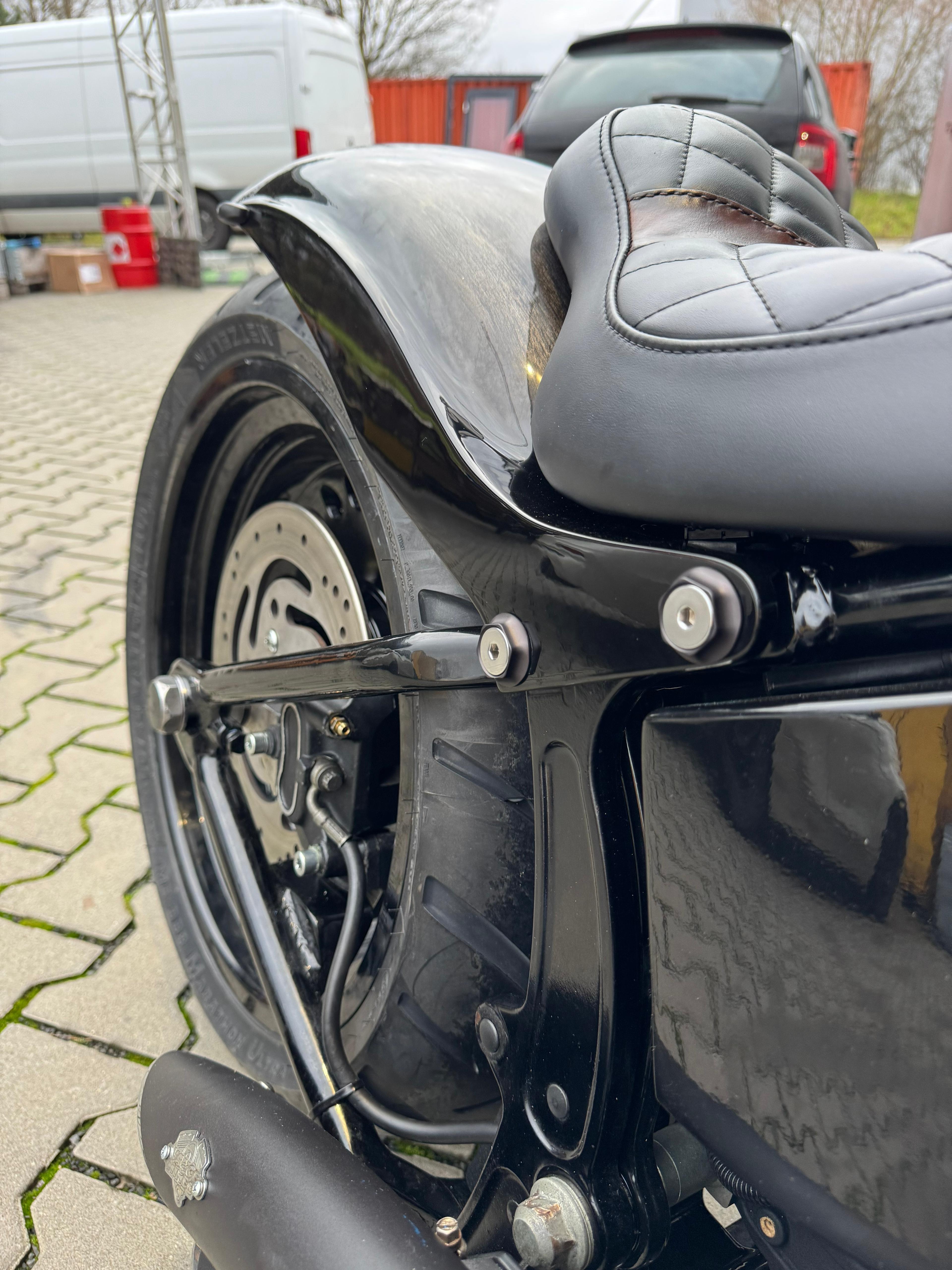 Heckfender-Montagesatz 30 mm 84-24 Softail (inkl. Schrauben/ohne Schrauben) – Sechskantig Spitz, Schwarz Eloxiert, Hochglanzpoliert