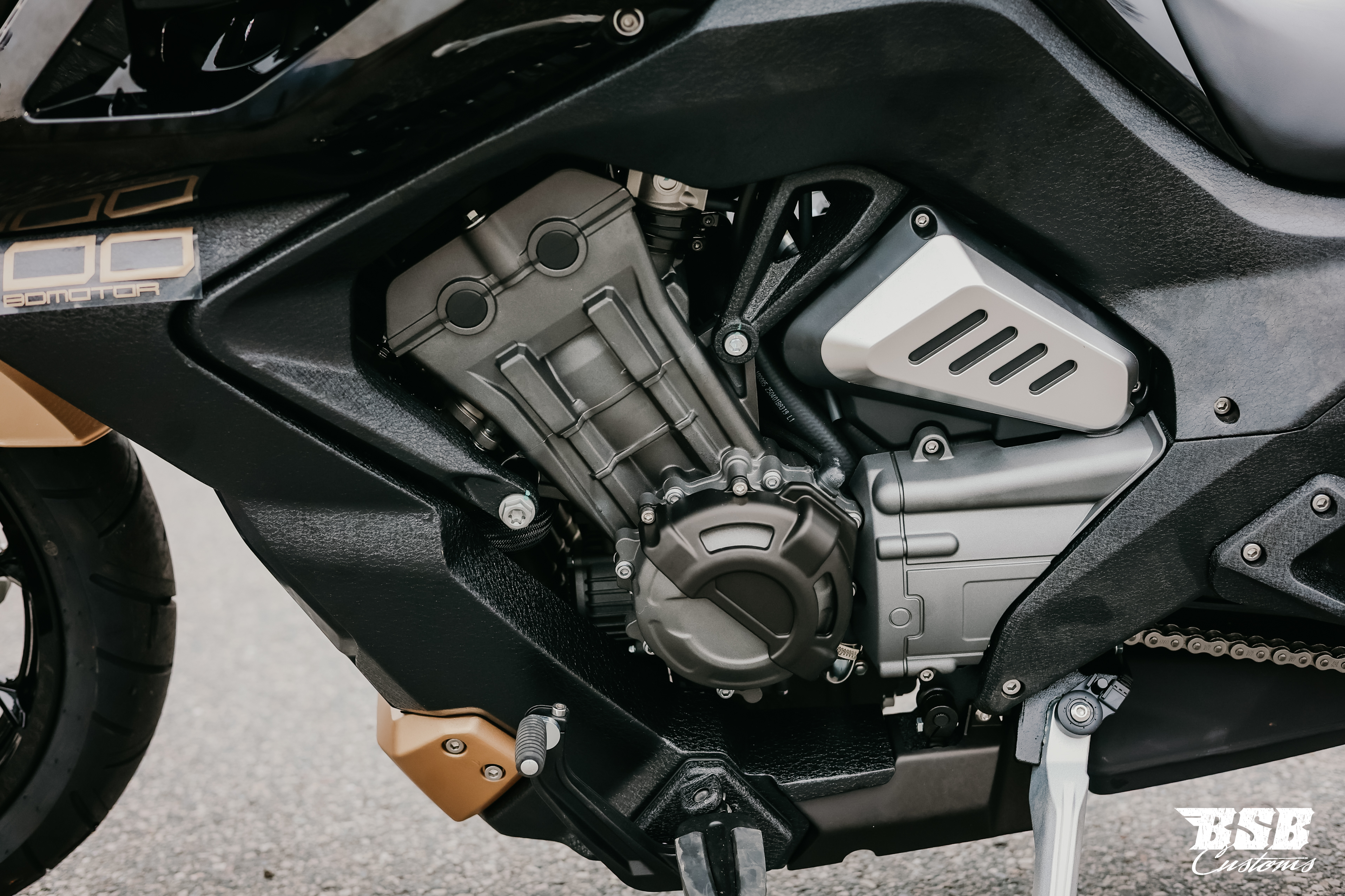 Benda LFC 700 Pro– Airride -300-er Hi-Reifen, ABS / TFT/ Anti-Hopping Kupplung modifiziert by BSB Customs NEUFAHRZEUG!!! 