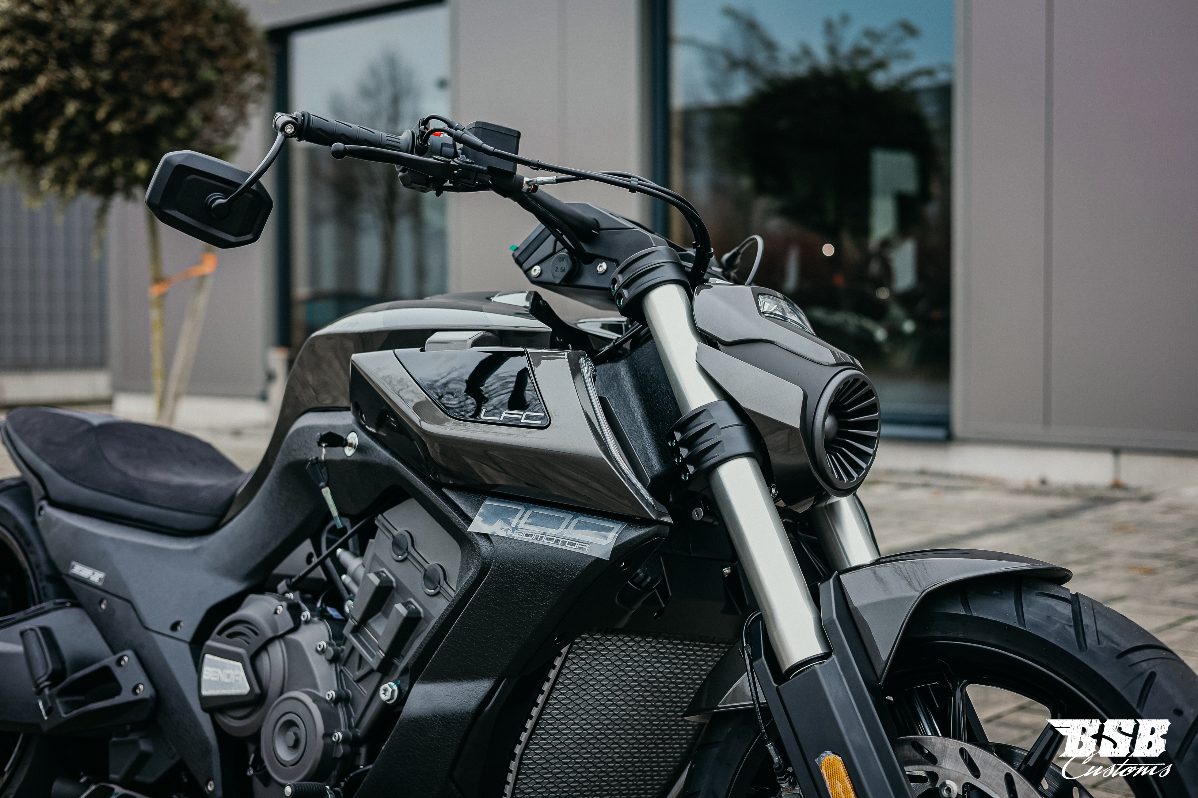 Benda LFC 700 Pro– Airride -300-er Hi-Reifen, ABS / TFT/ Anti-Hopping Kupplung modifiziert by BSB Customs NEUFAHRZEUG!!!  