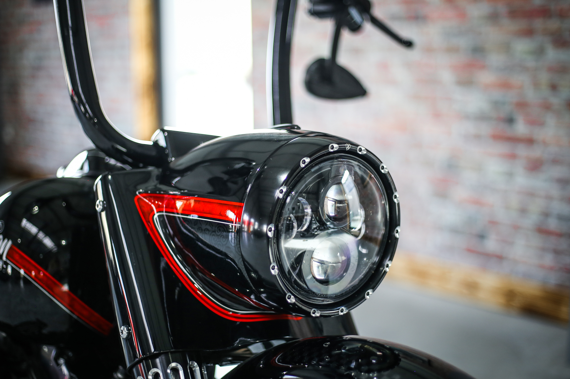 LED Scheinwerfer 7" schwarz mit Standlicht, CE-Zulassung für Softail & Touring Modelle bis 2023